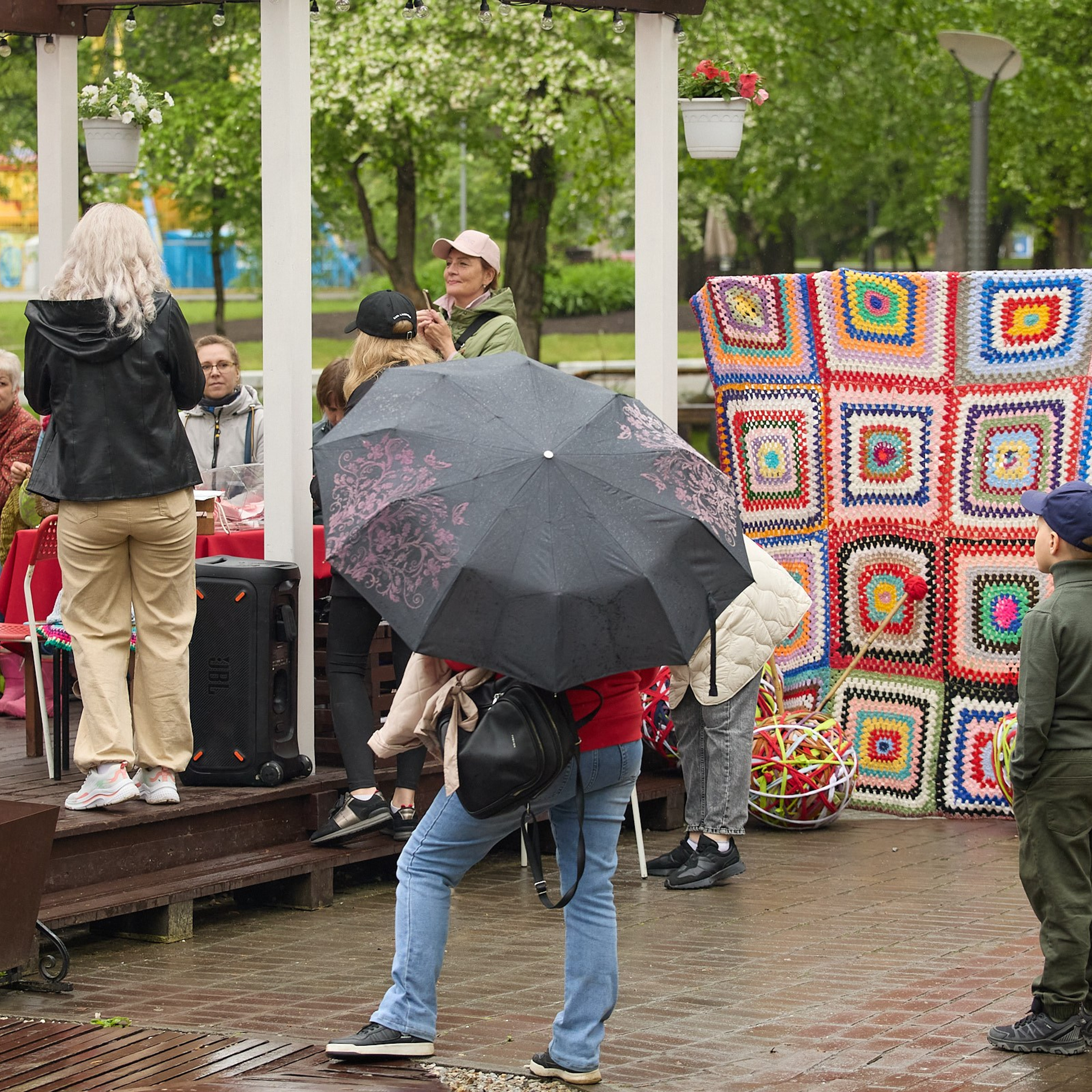 «День вязания на публике 2024» фотосъёмка мероприятия в Городском саду, полная версия. Коммерческий фотограф для бизнеса в Томске Дмитрий Ельчанинов