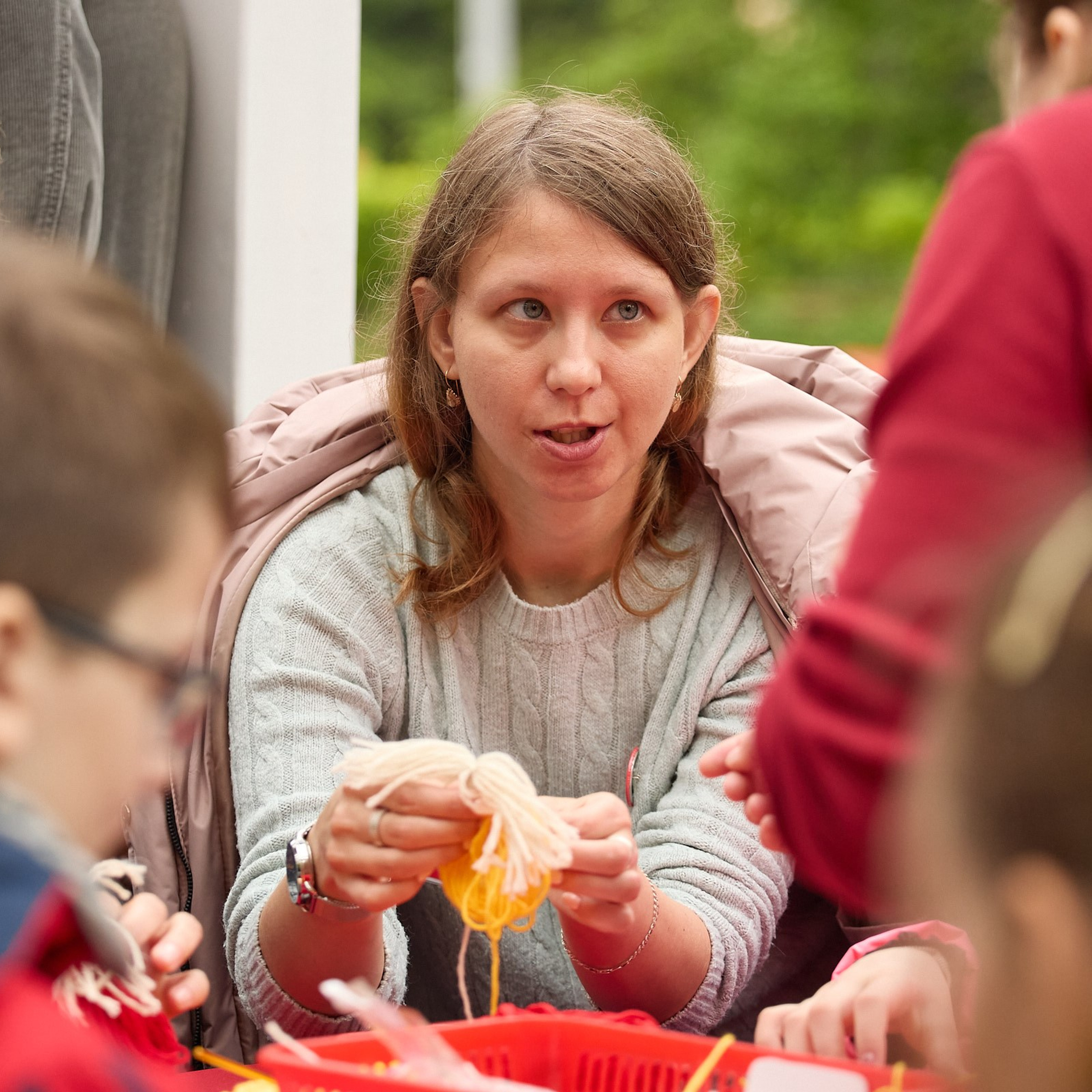 «День вязания на публике 2024» фотосъёмка мероприятия в Городском саду, полная версия. Коммерческий фотограф для бизнеса в Томске Дмитрий Ельчанинов