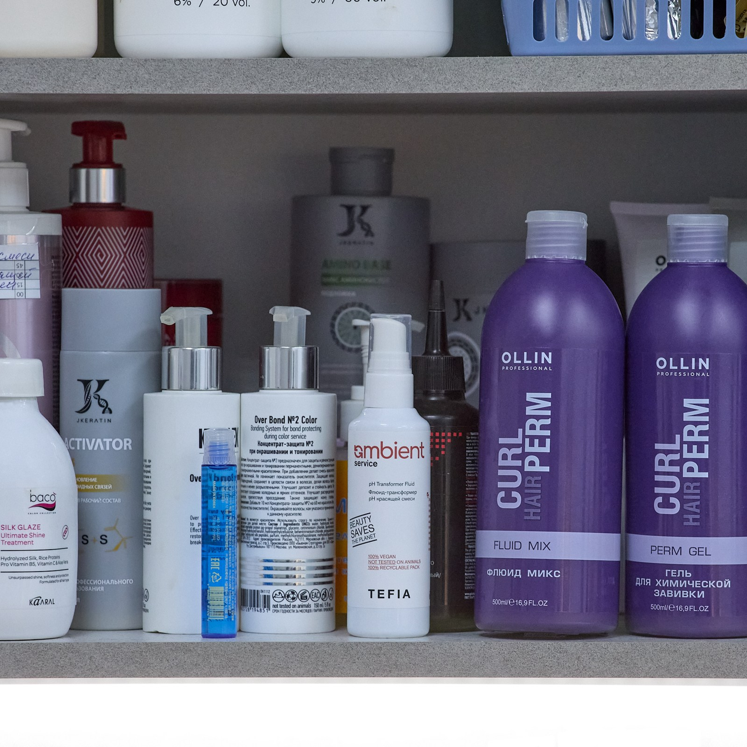 Бутылочки с химией и шампунями для клиентов парикмахерской.