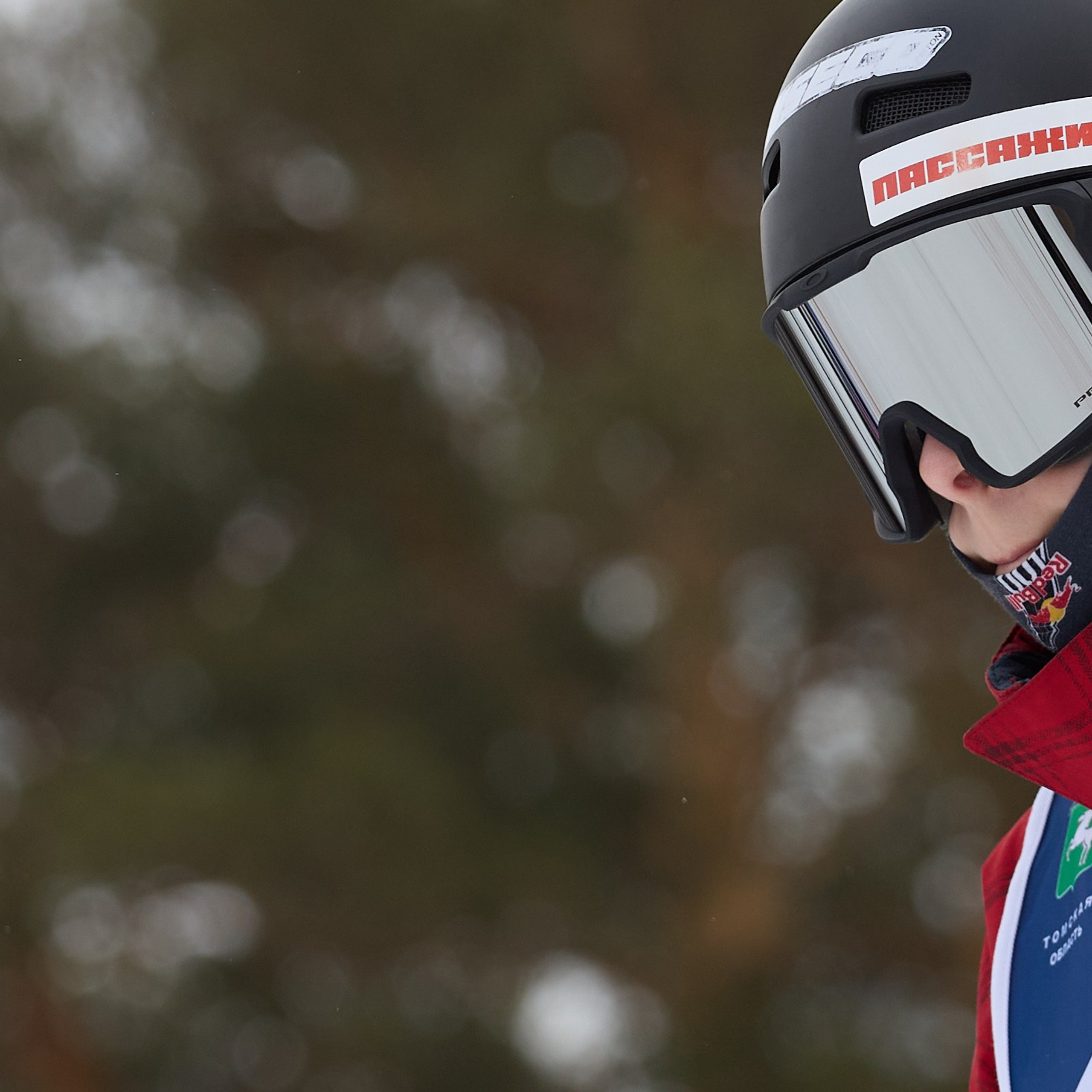 Девушка в шлеме и горнолыжной маске.