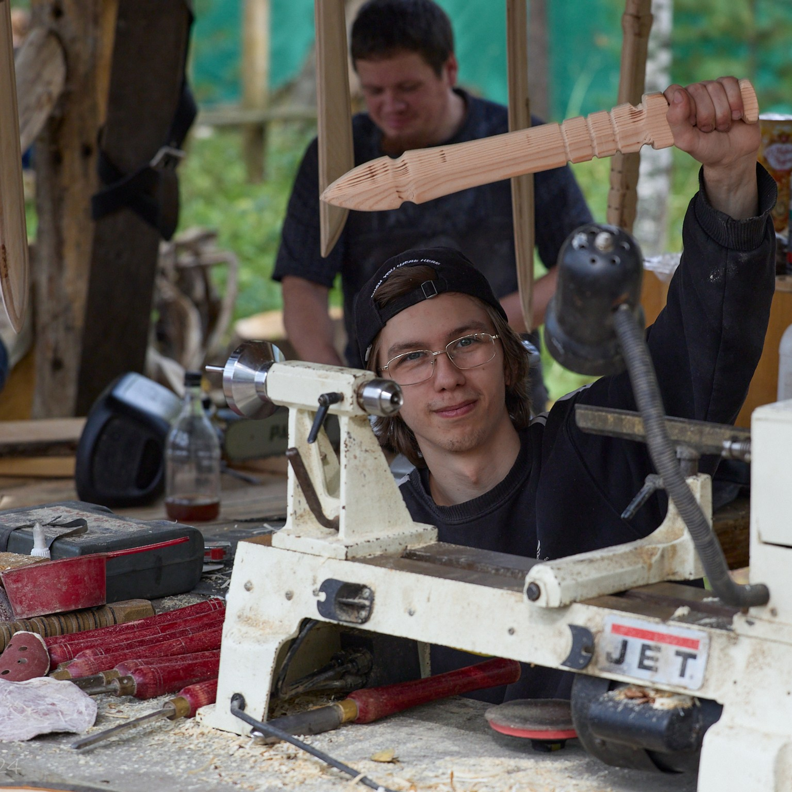 Демонстрация только что изготовленного деревянного гладиуса