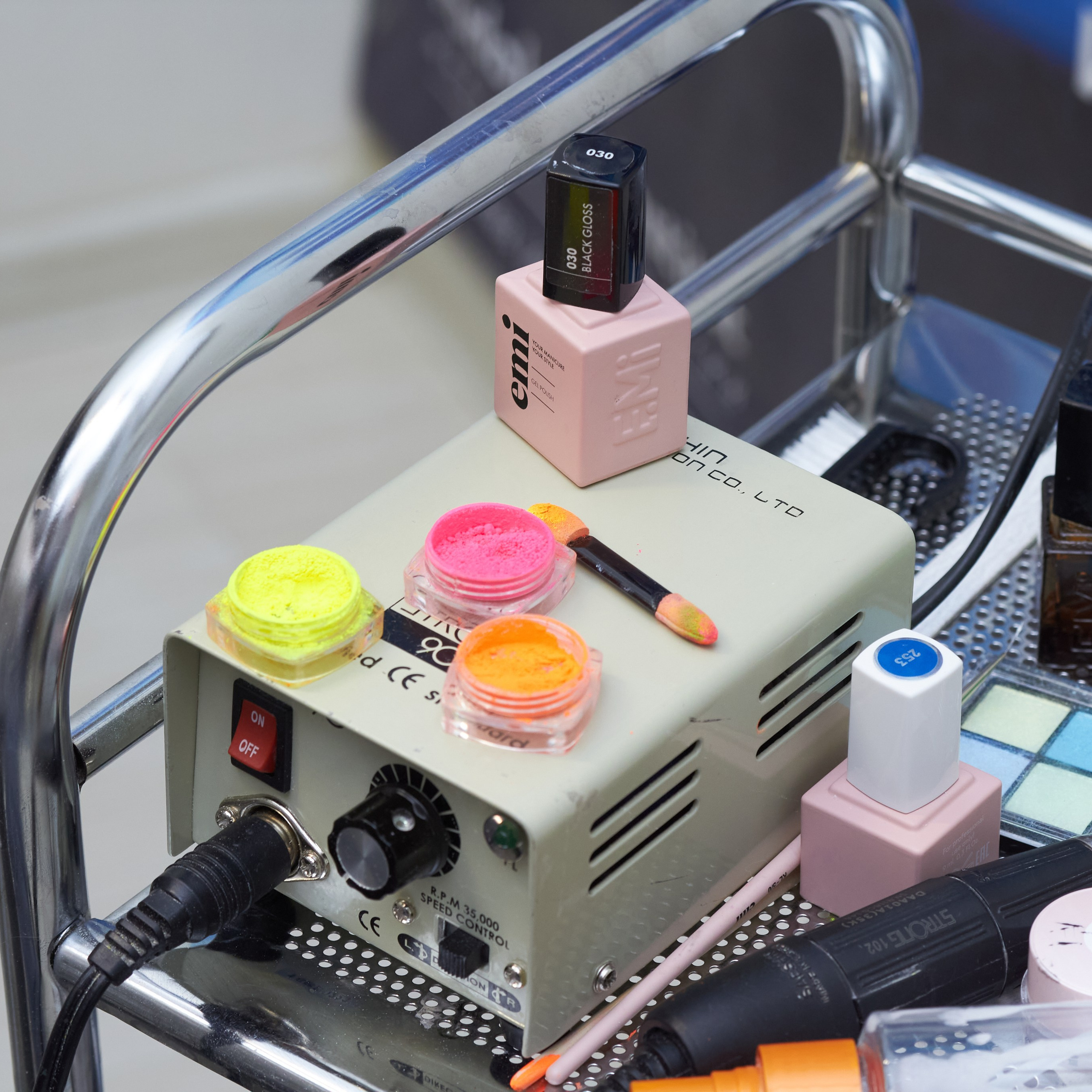 Тележка с инструментами и лаком для педикюра в «ЭМИ»