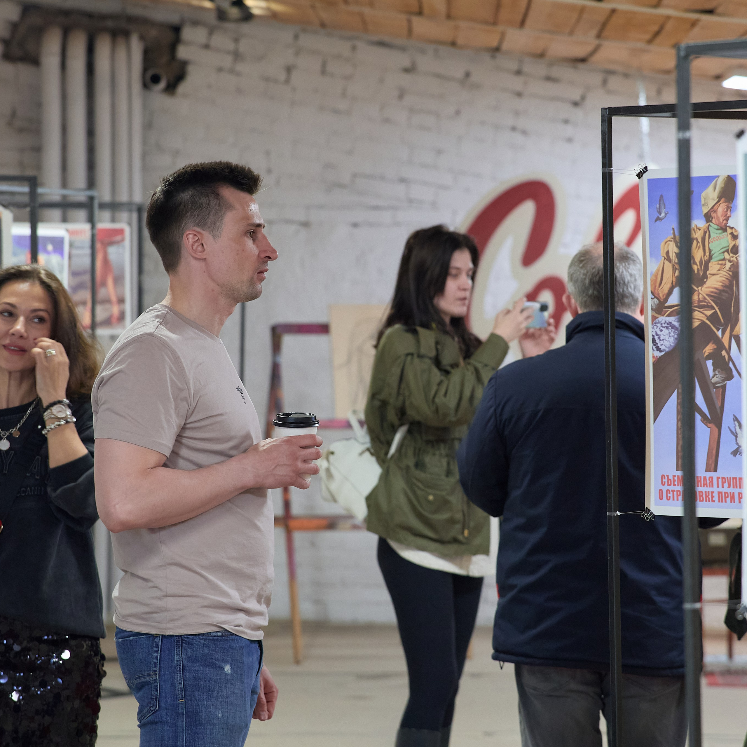 Жители Томска на выставке пин-ап художника Барыкина в арт-пространстве Конюшня.