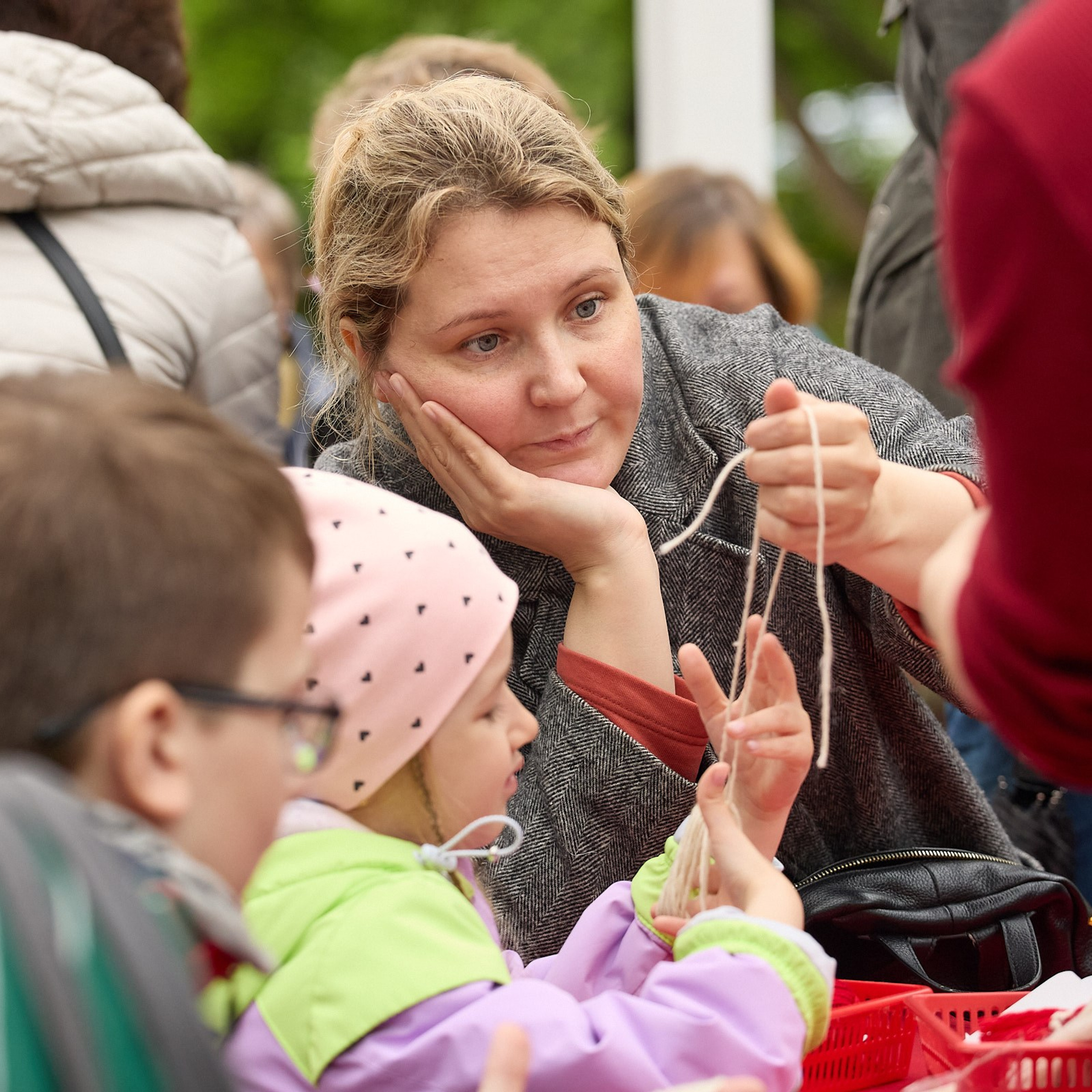 «День вязания на публике 2024» фотосъёмка мероприятия в Городском саду, полная версия. Коммерческий фотограф для бизнеса в Томске Дмитрий Ельчанинов