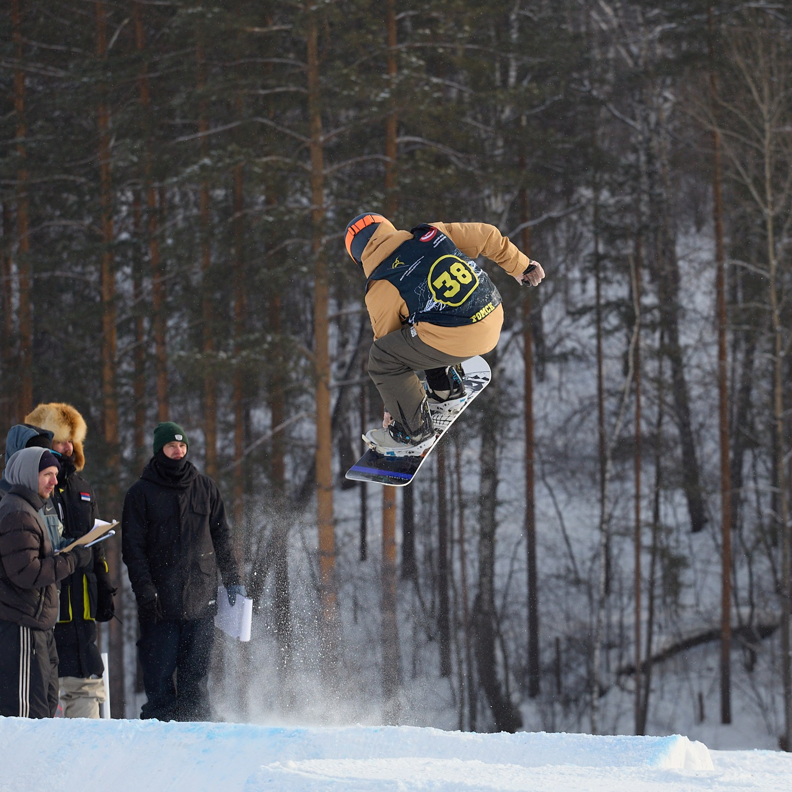 Прыжок сноубордиста на фоне леса от фотографа Дмитрия Ельчанинова.