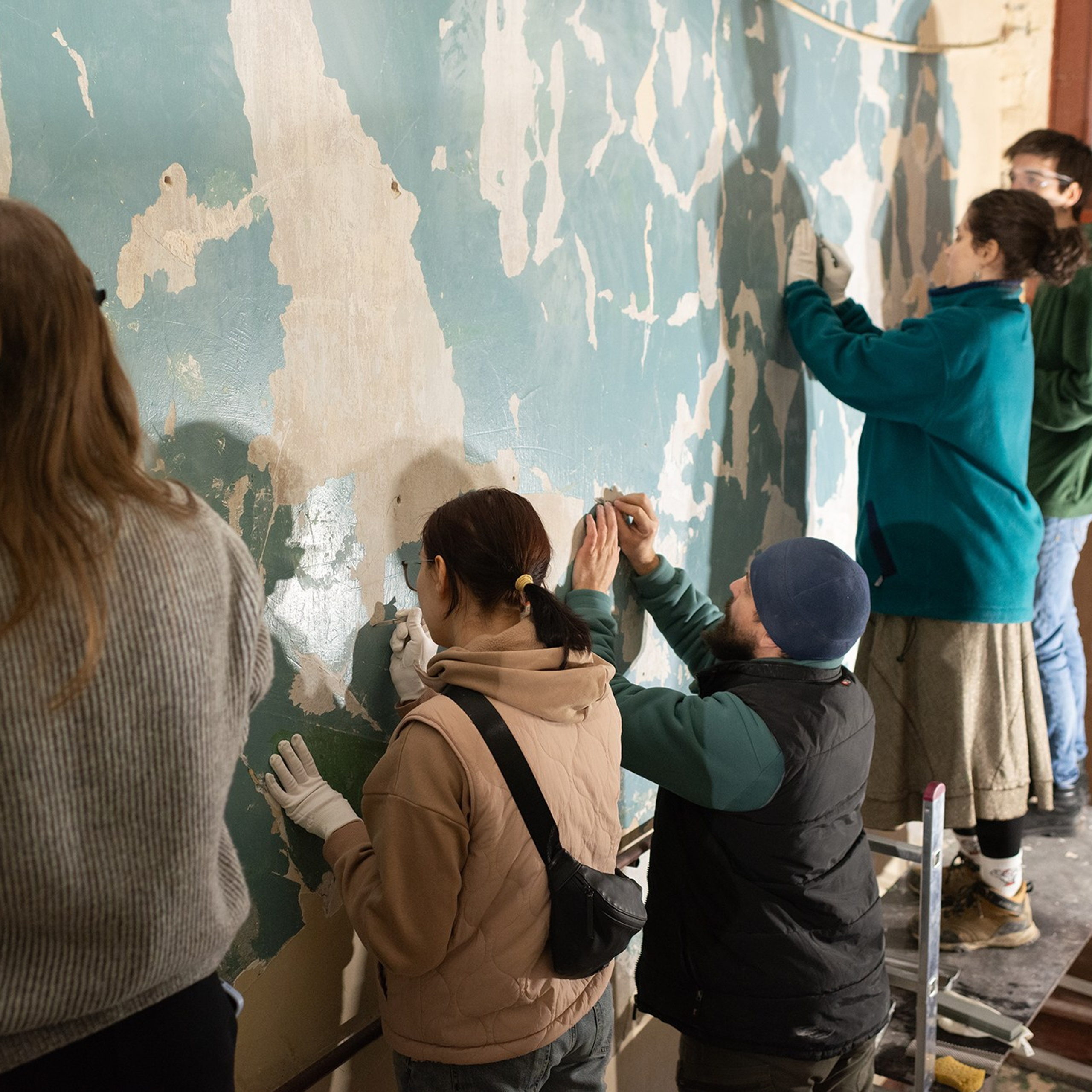 Фонд «Внимание». Расчистка росписей на Лахтинской 3