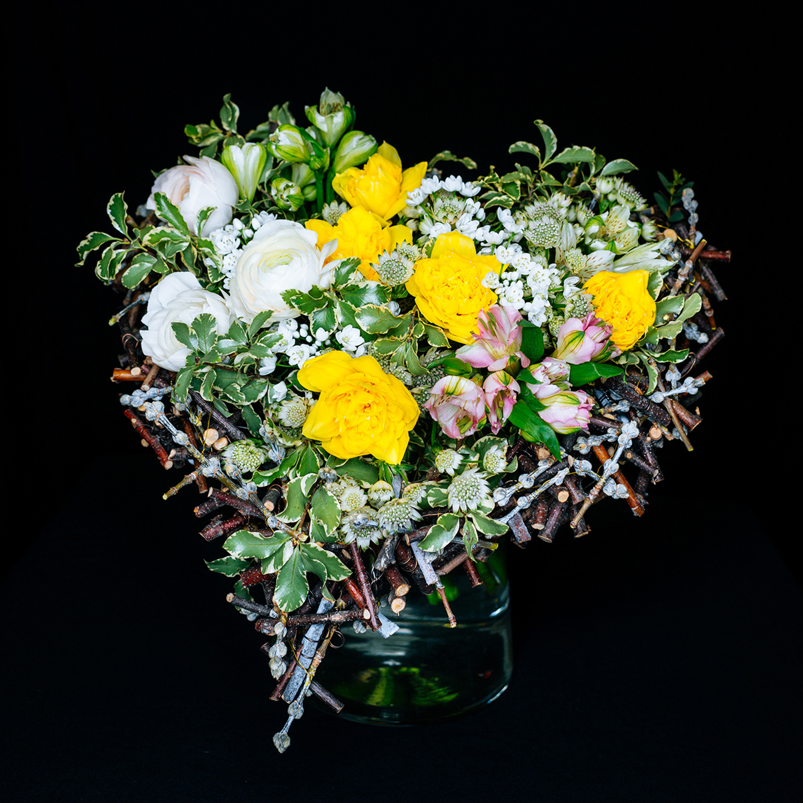 Букеты на чёрном фоне. Цветочный магазин