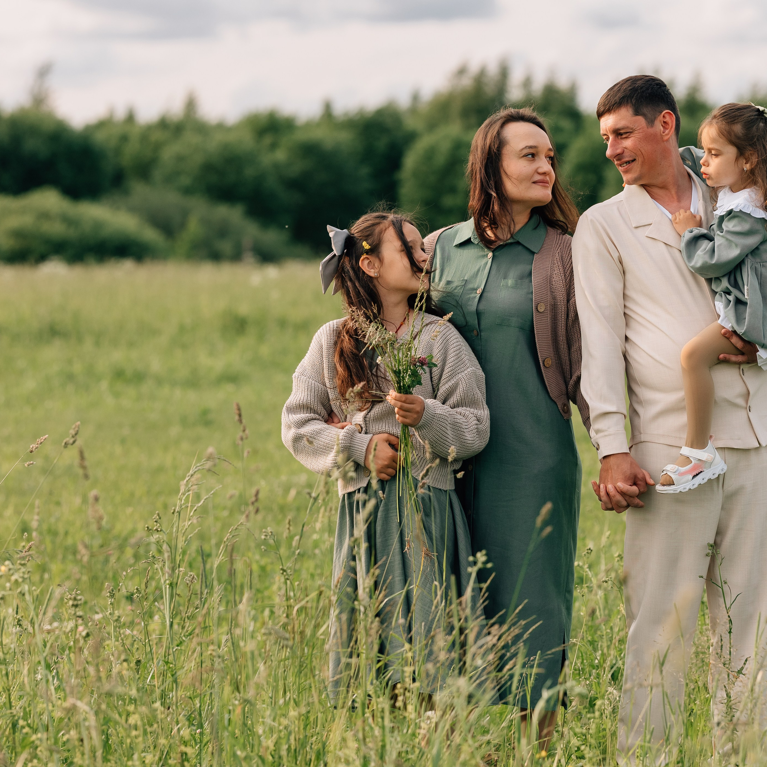 Анна, Марчелло, Настенька и Влада в поле