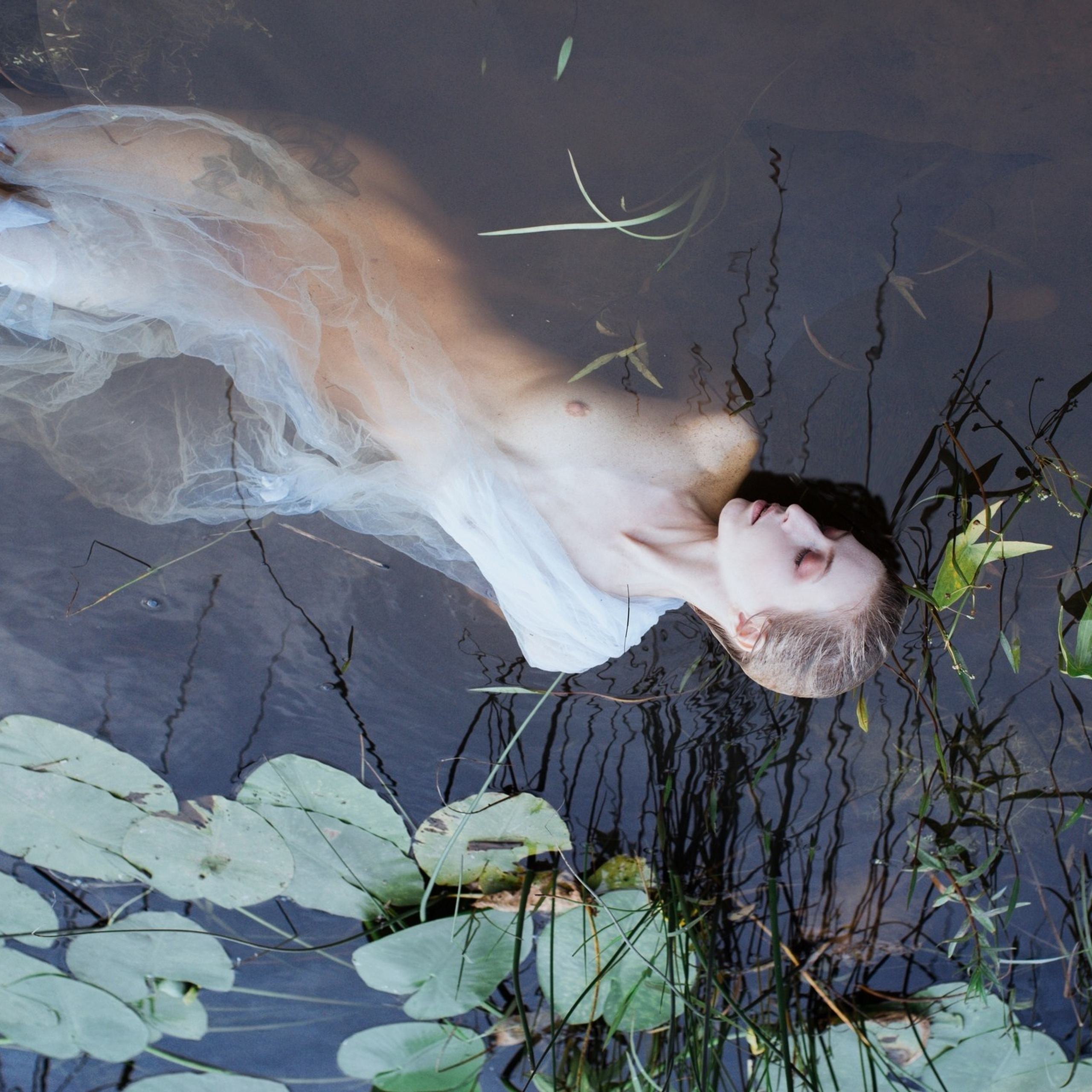 - снимаю на условиях TFP, провожу регулярные арт-ню воркшопы в СПБ  и. Фотограф Облако Александра