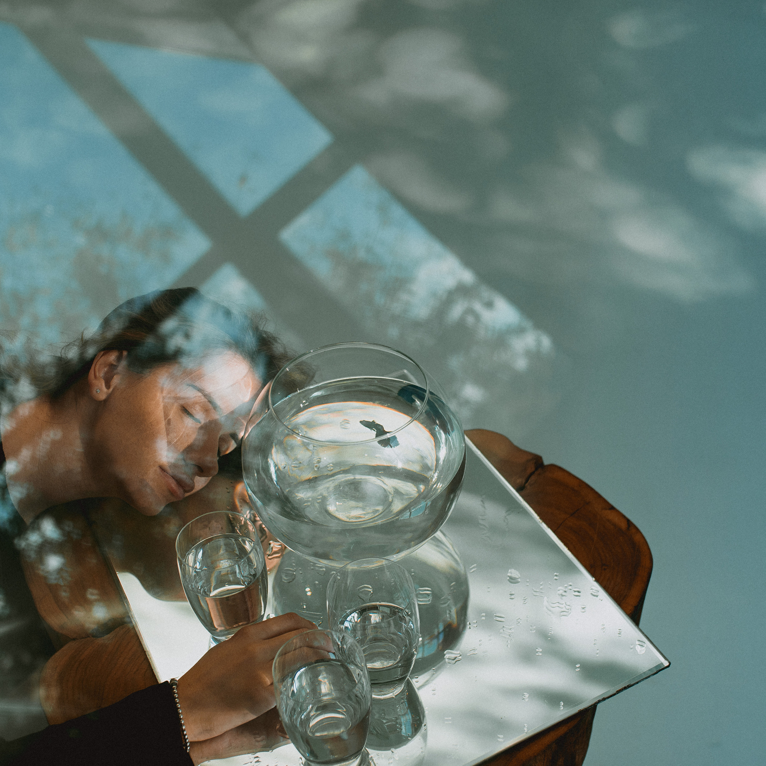 Рыбка плывет, а внутри свет.