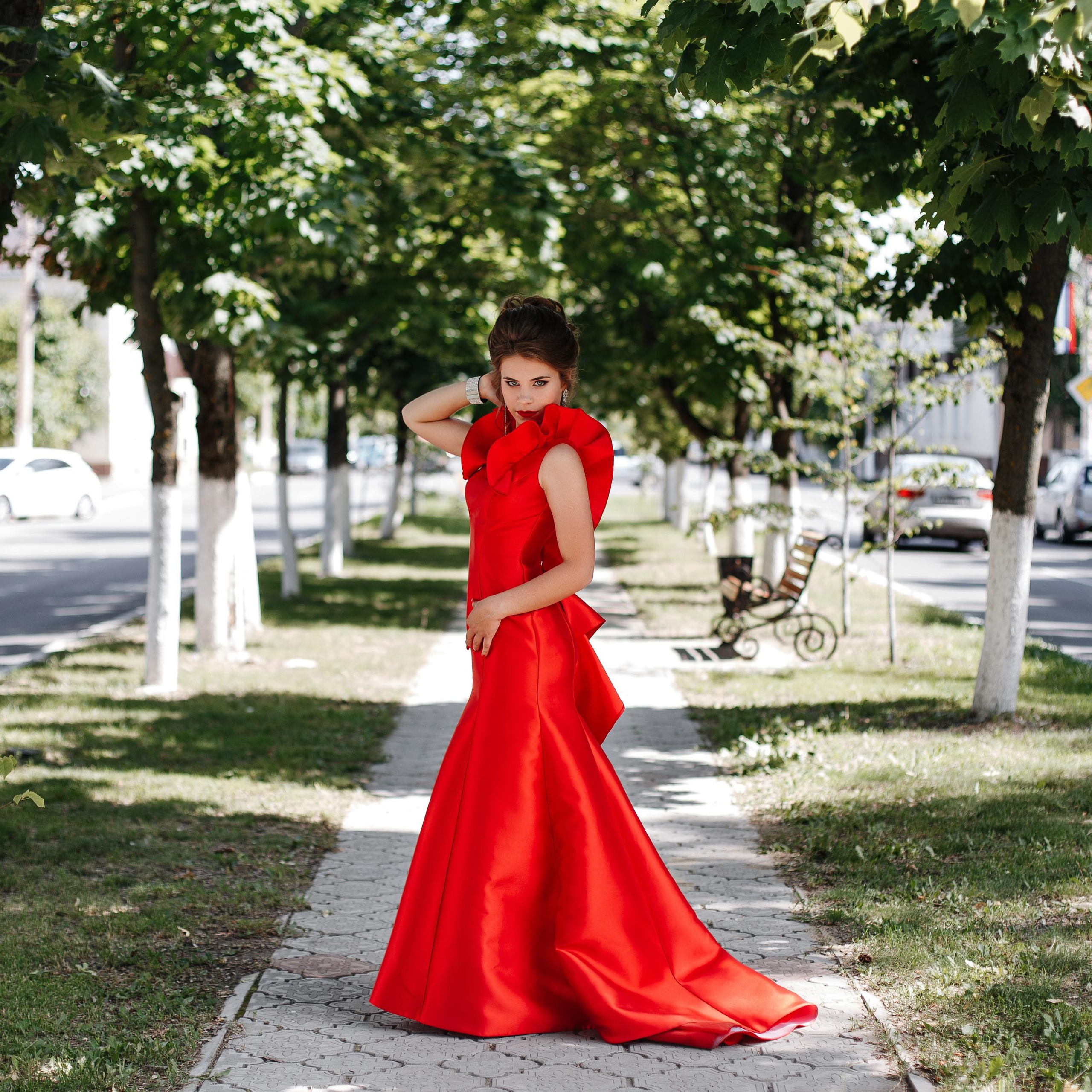 Девушка в красном