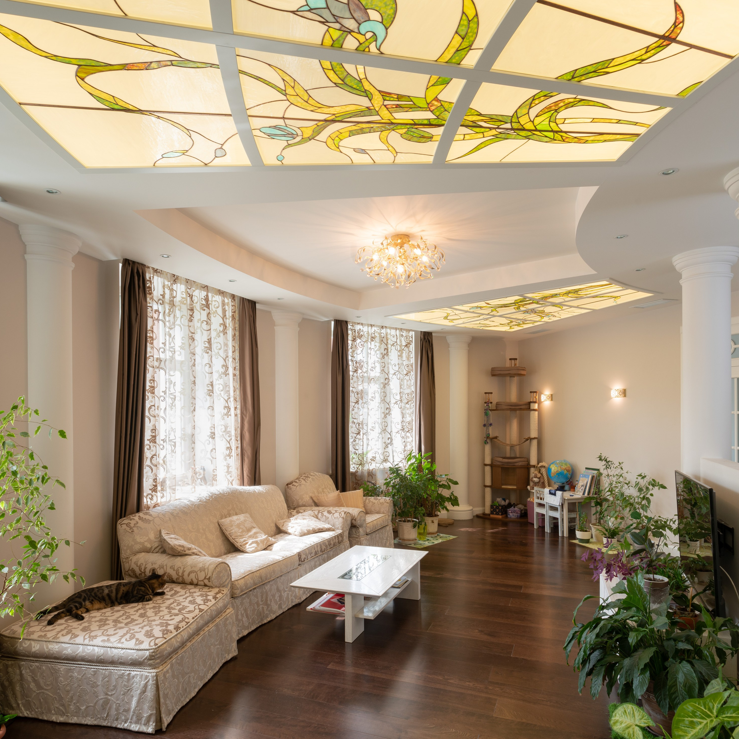 Витражные потолочные плафоны частного дома