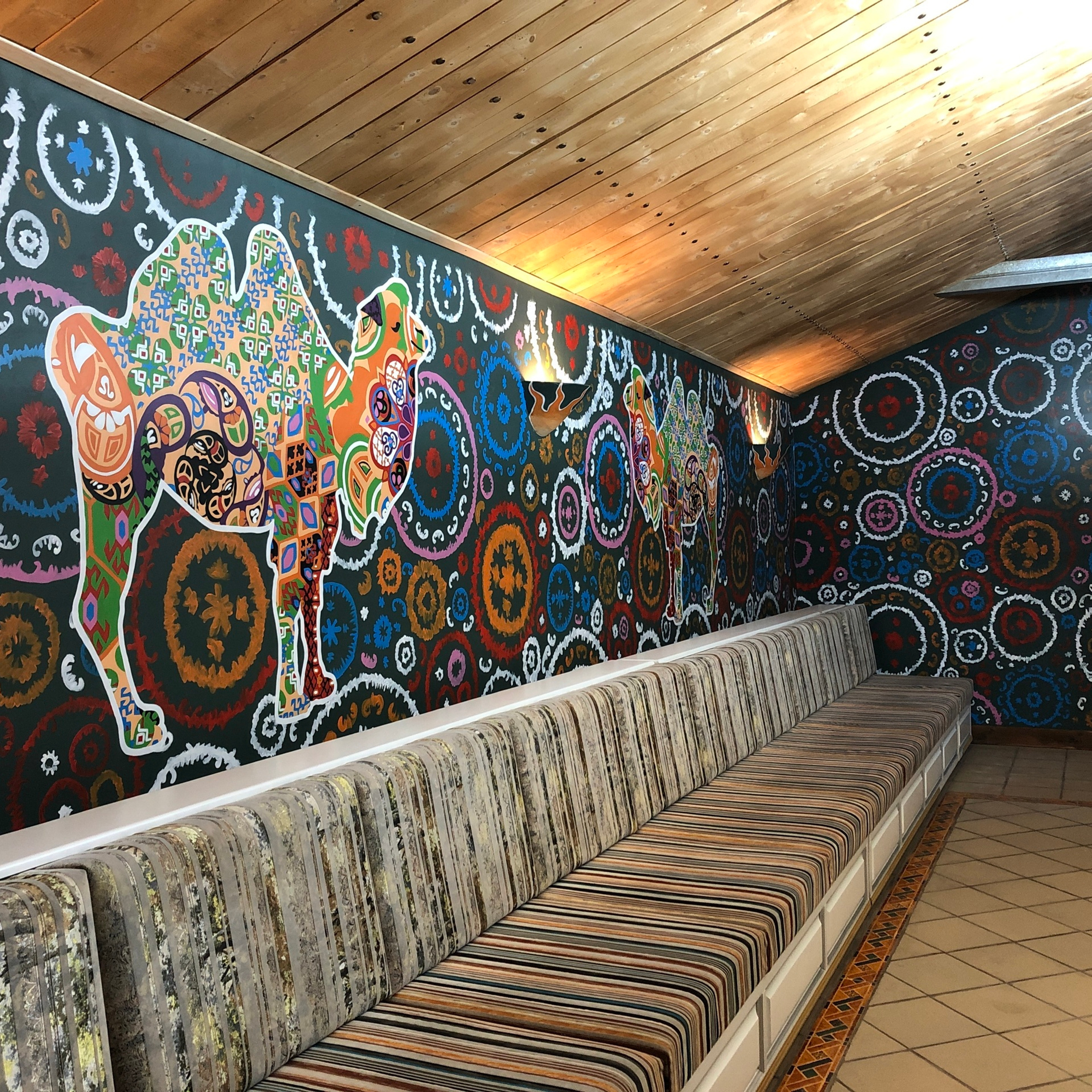 Роспись стен ресторана в этническом стиле. Город Усть-Каменогорск