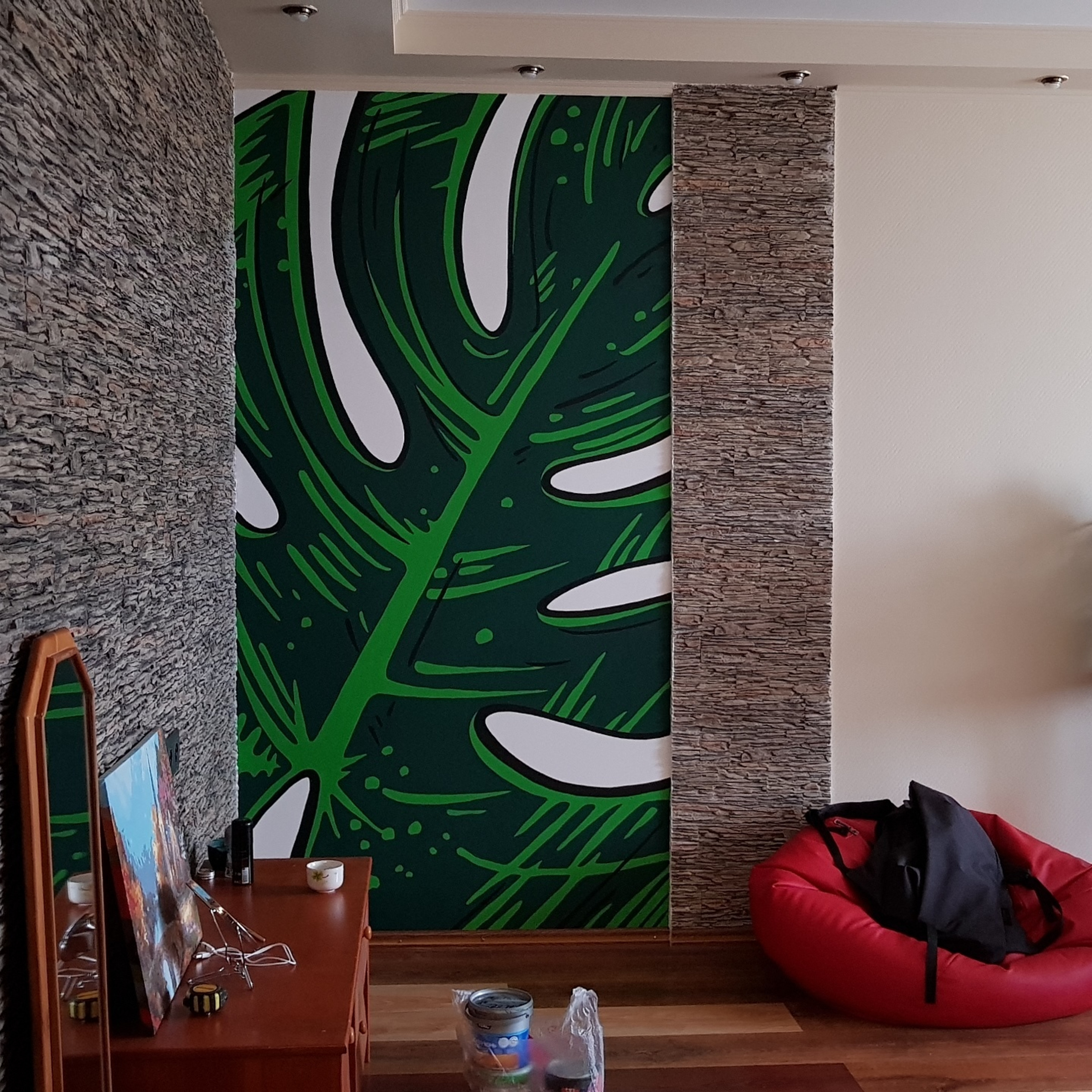 Лист монстеры рисунок на стене в квартире. Усть-Каменогорск