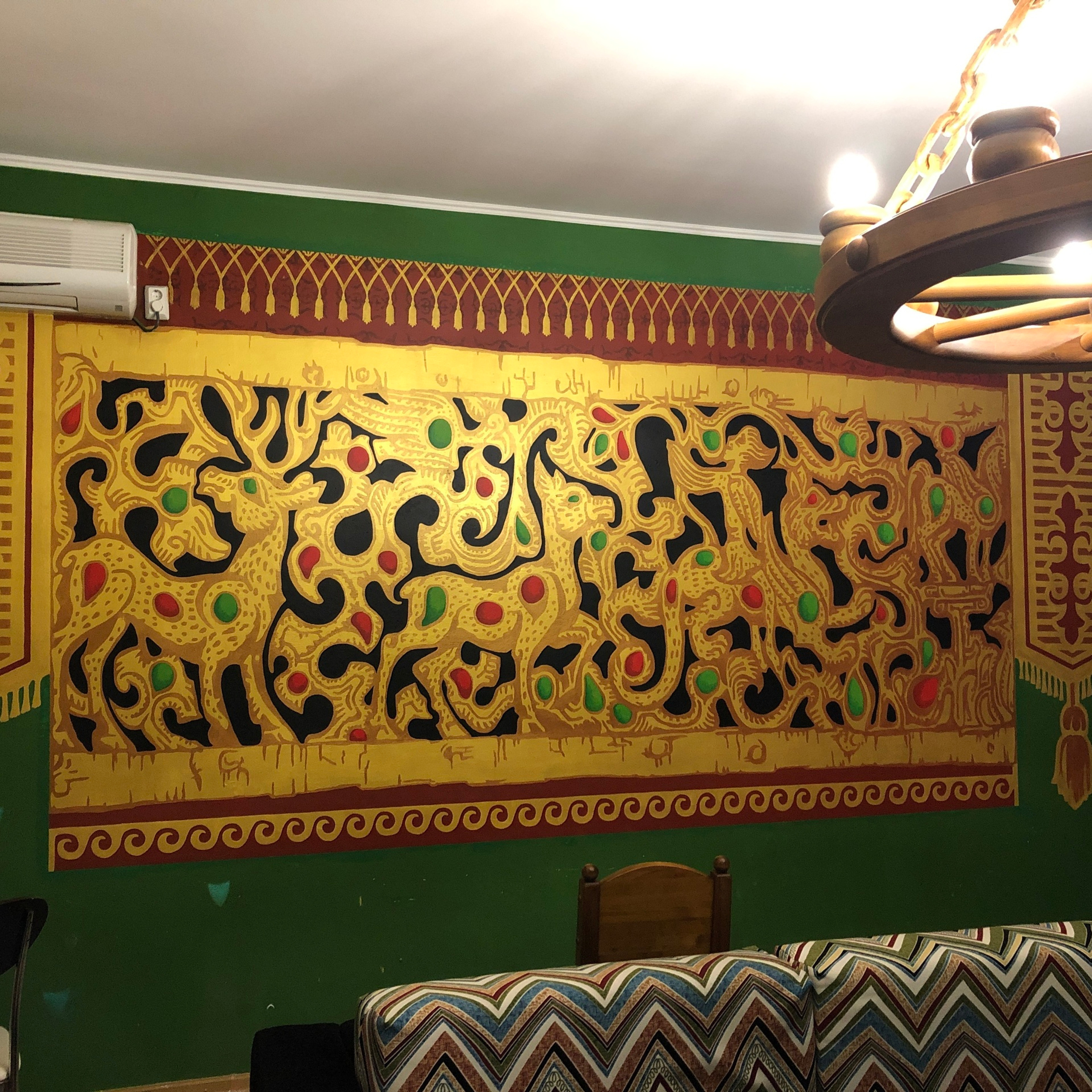 Художественная роспись стены "Каргалинская диадема" в доме отдыха "МЕЛЛАДА". Поселок Новая Бухтарма