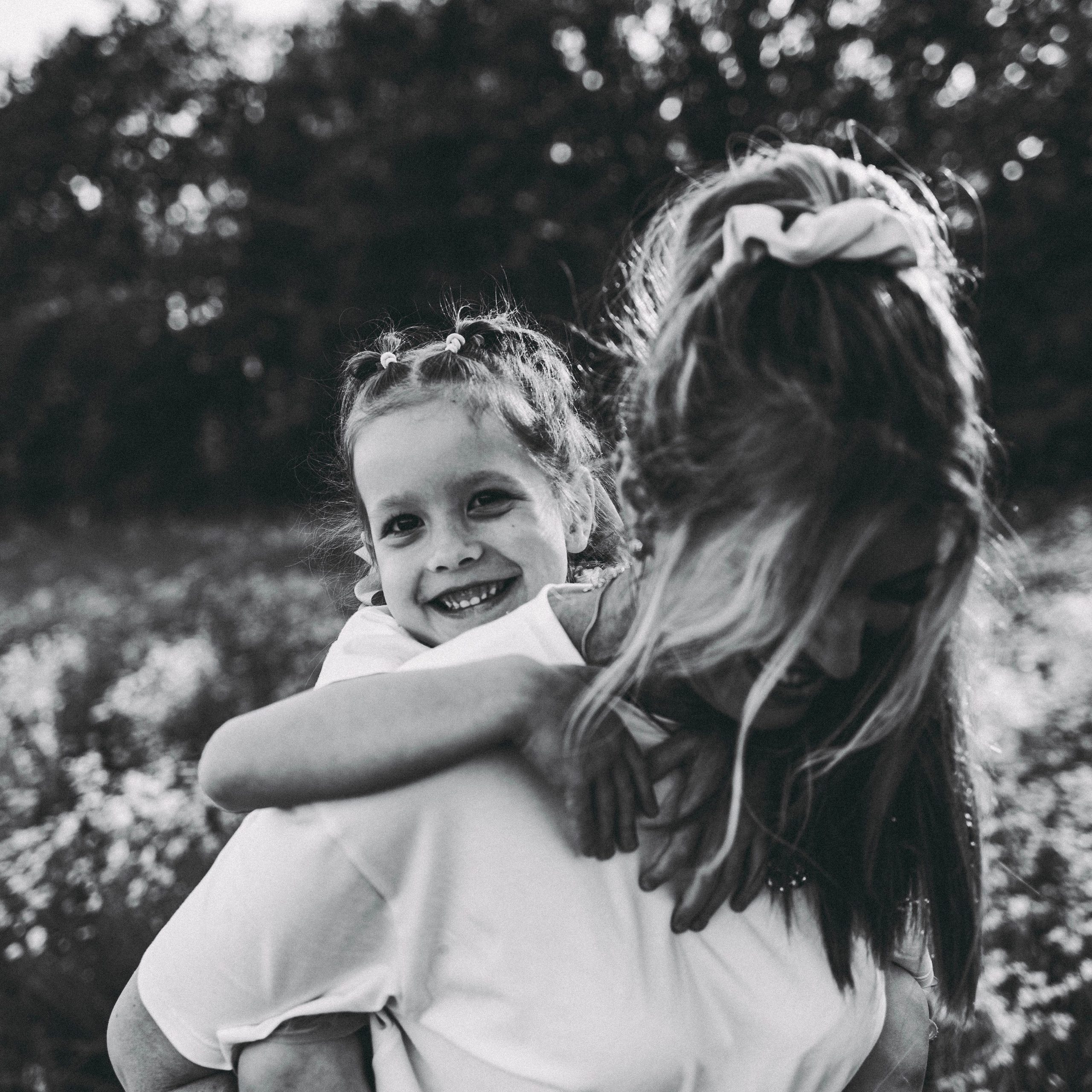 Внучка и бабуля прогулка на природе