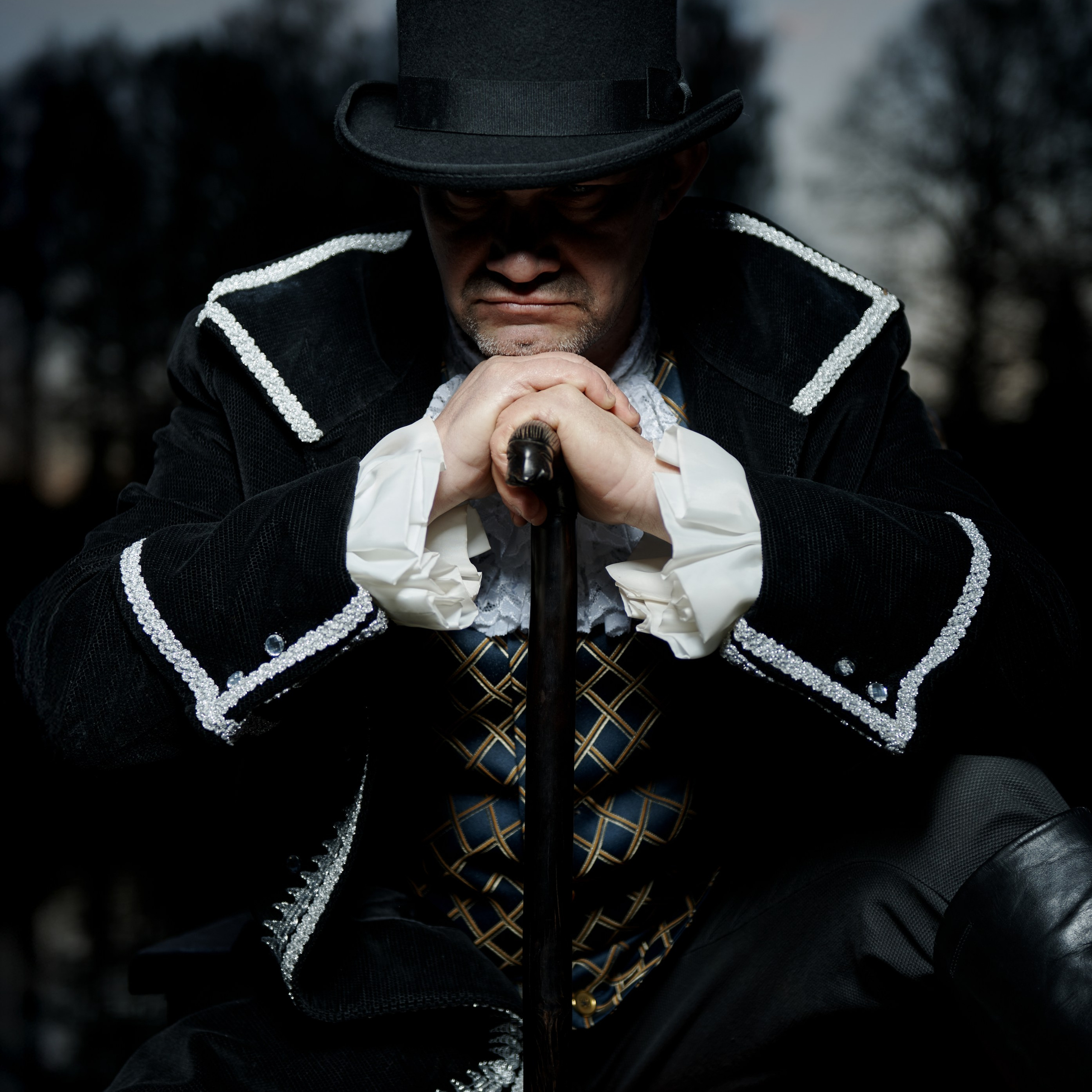 Фиолетово-черный