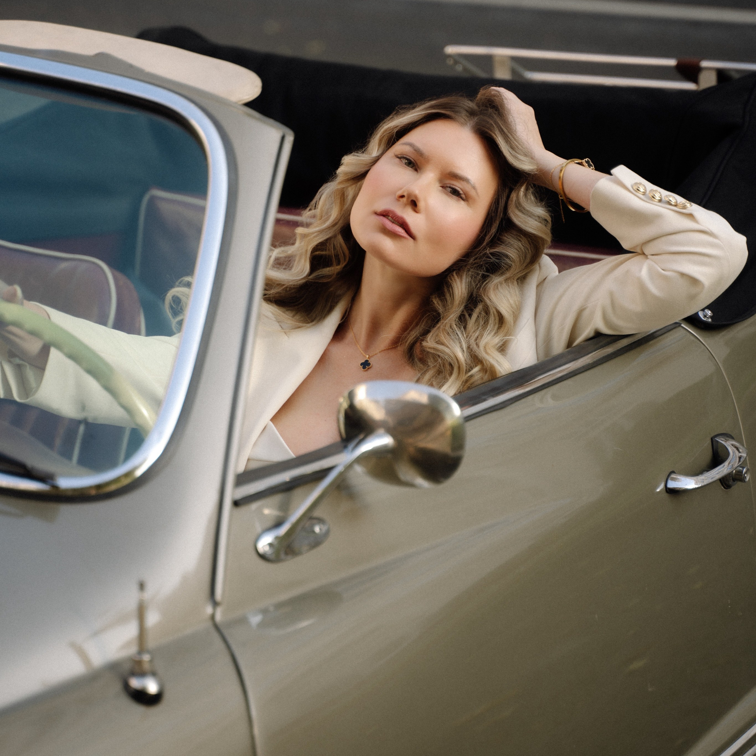 История с ретро кабриолетом