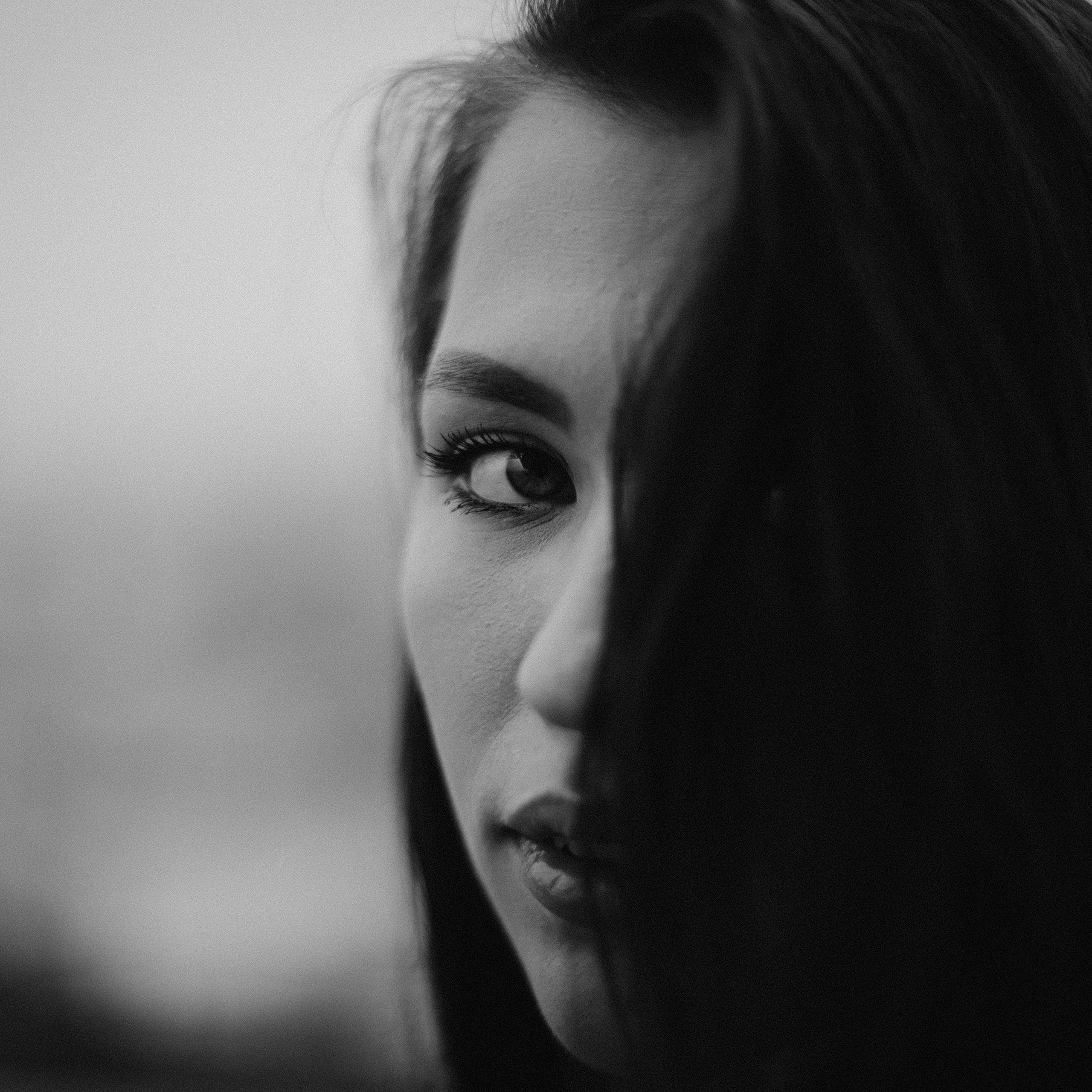 Черно-белая женская фотосессия на крыше в Красноярске