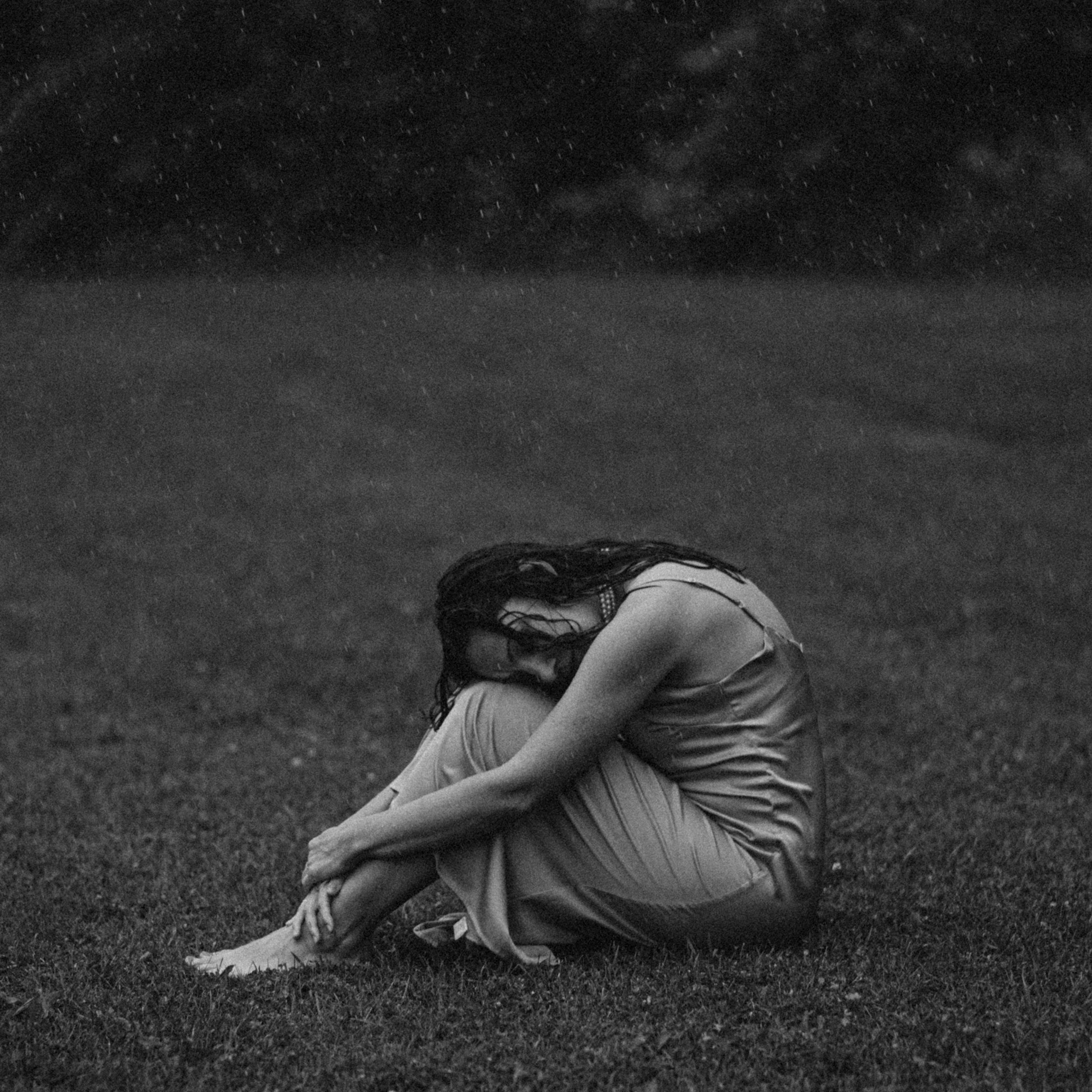 Чёрно-белая фотосессия в дождь