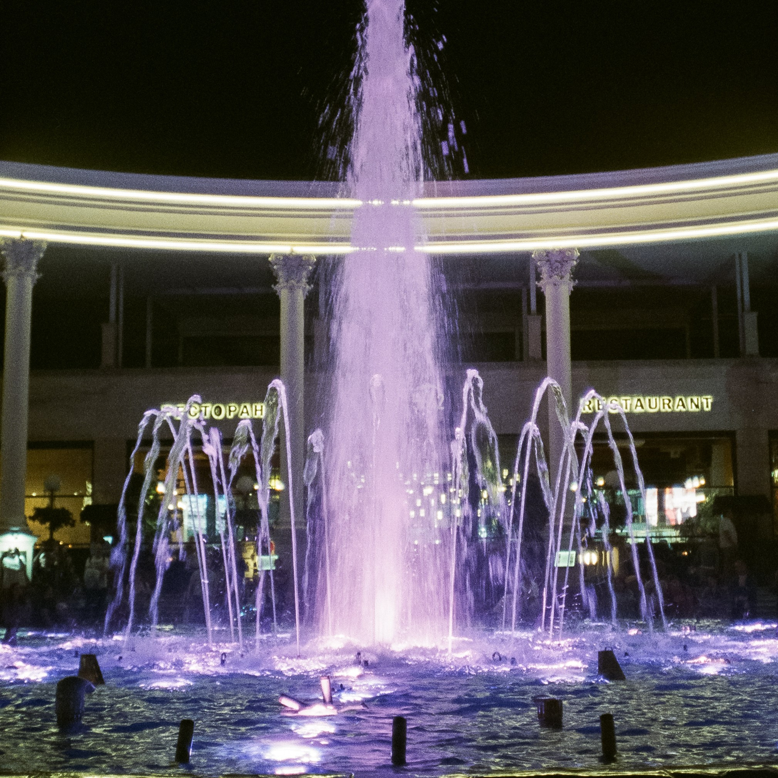 Курортный проспект Кисловодска вечером и поющие фонтаты