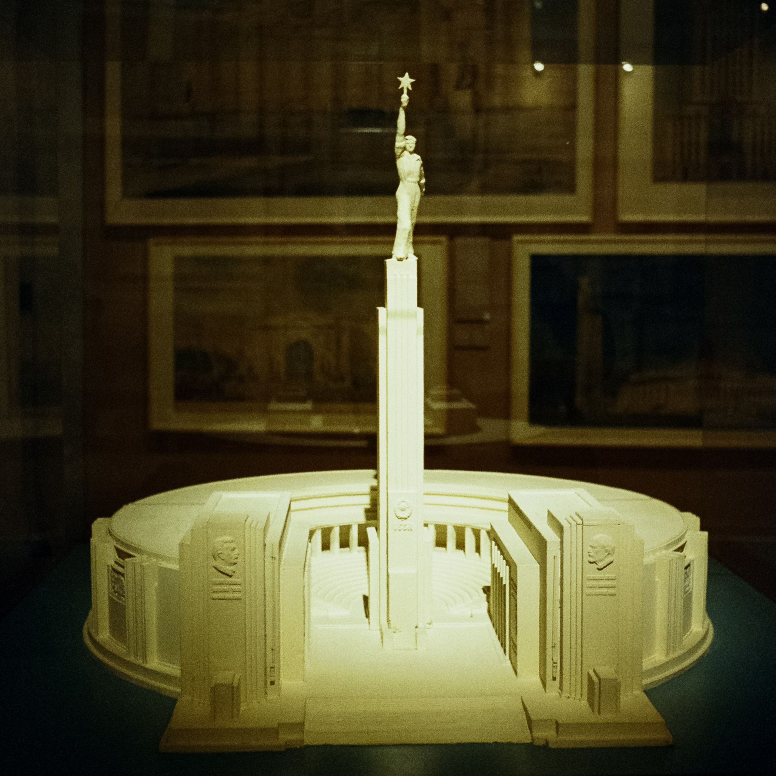 Ricoh FF-1 / SFL 500T (Kodak Vision 3 500T) / 27 октября Музей Архитектуры