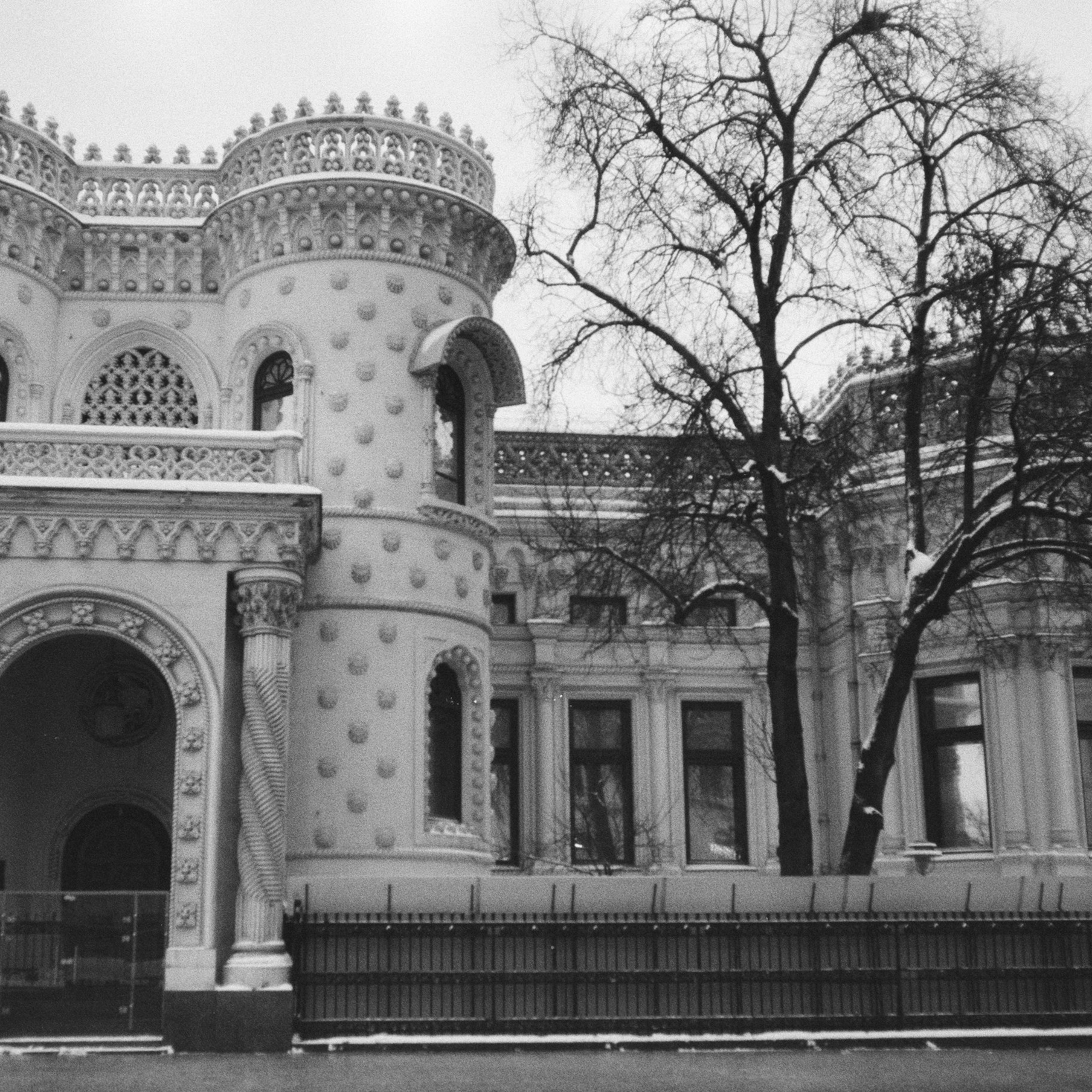 Воздвиженка / Voigtlander Bessa-T — Ultron 28 mm f2 / Fomapan 400 BW