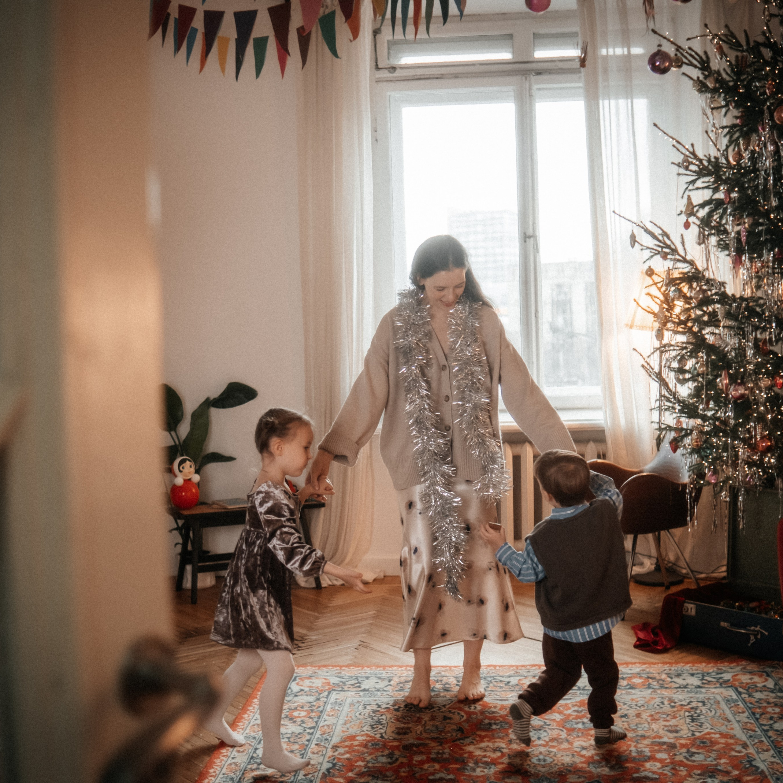 Тася, дети и конфеты