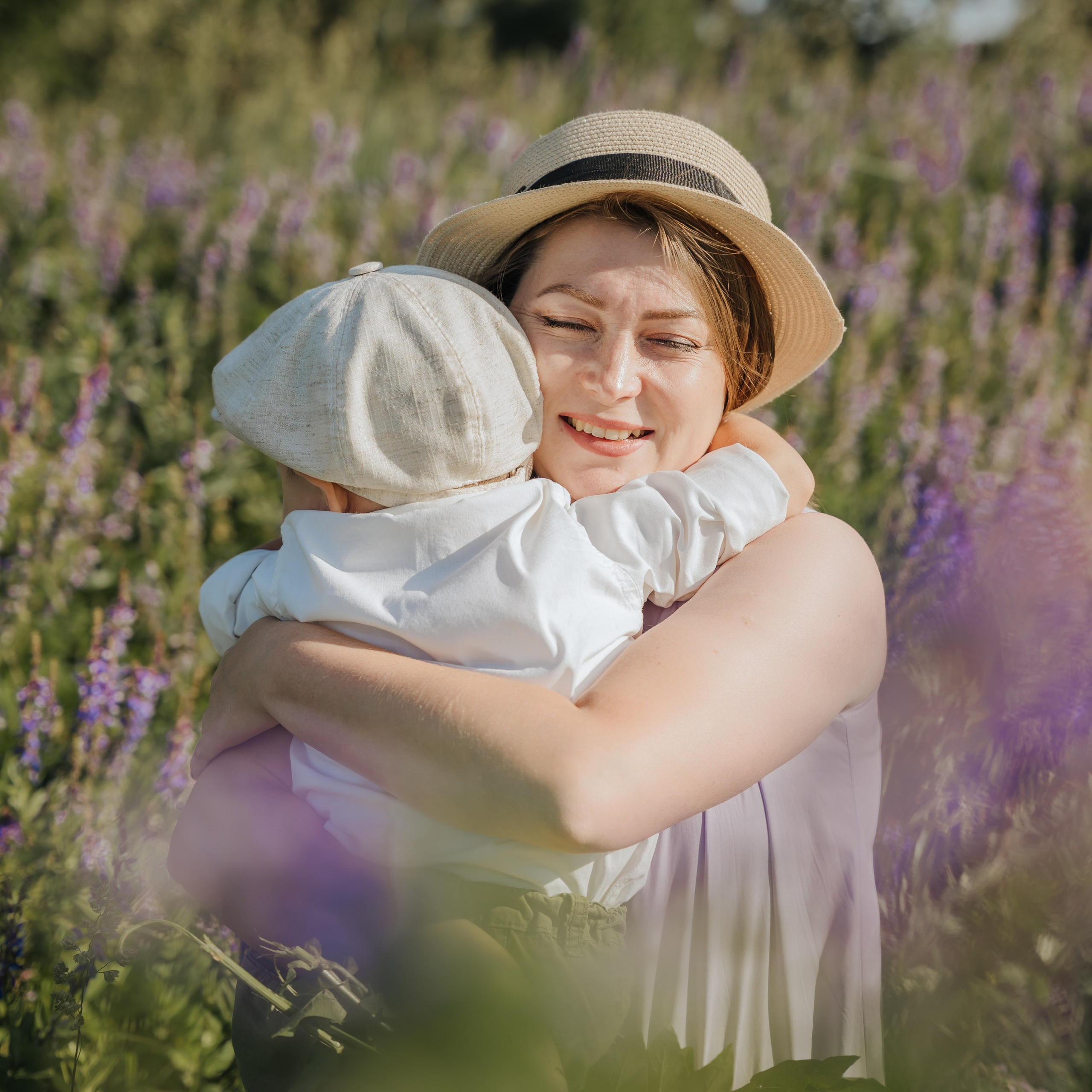 Нет ничего теплее, чем объятия мамы