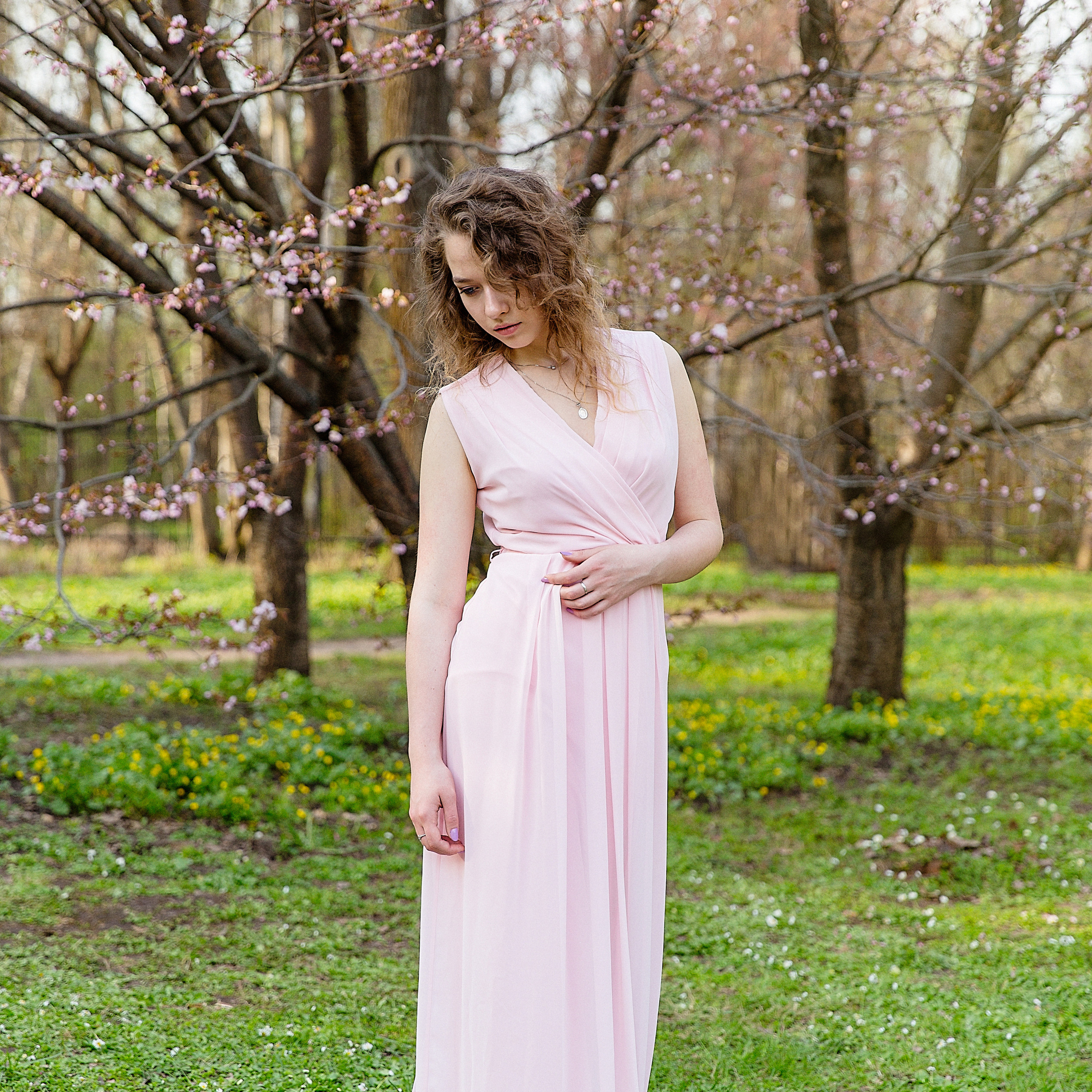 Алевтина в цветущей сакуре, Москва японский садик.