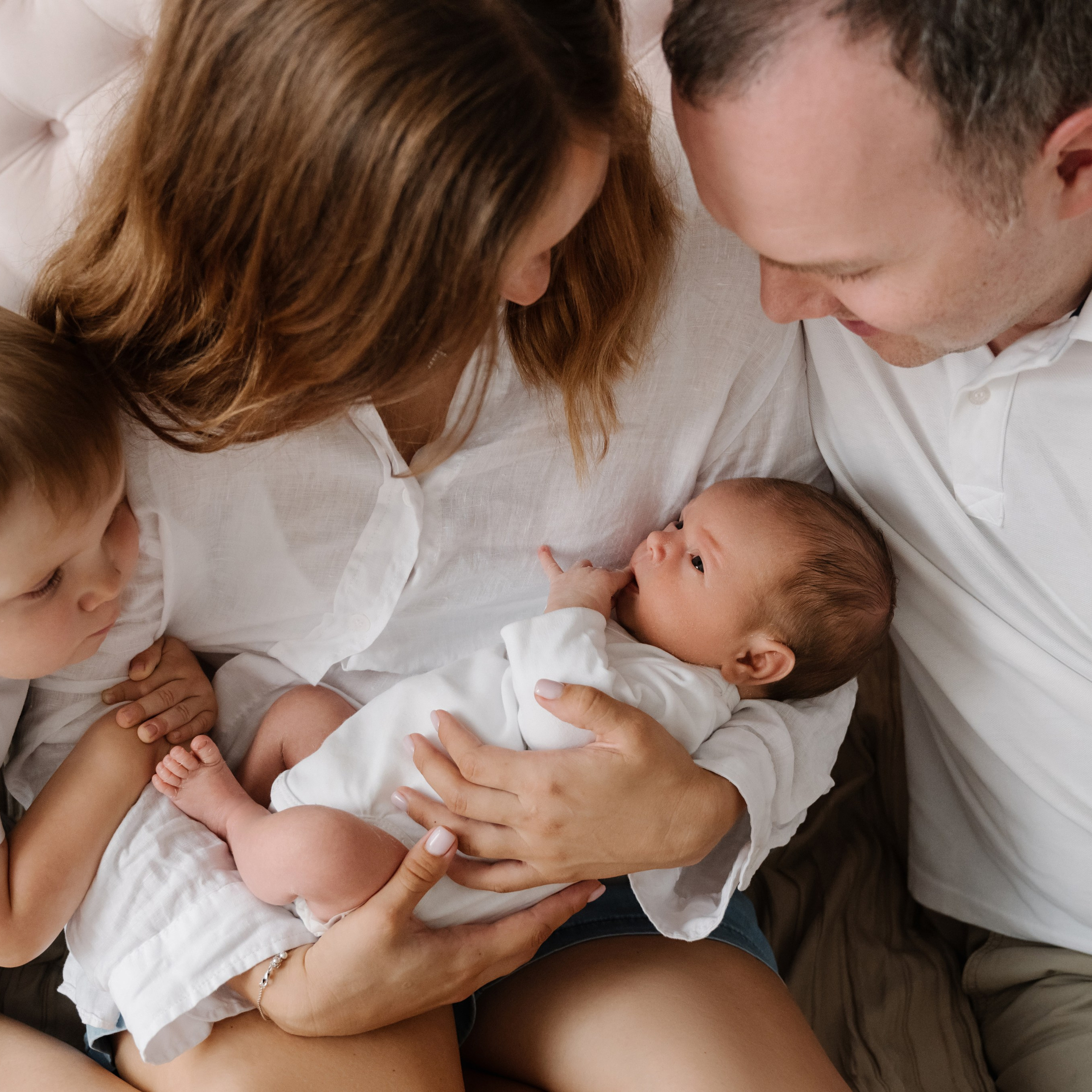 Семейные кадры с новорожденными. Фотограф новорожденных малышей в Санкт-Петербурге