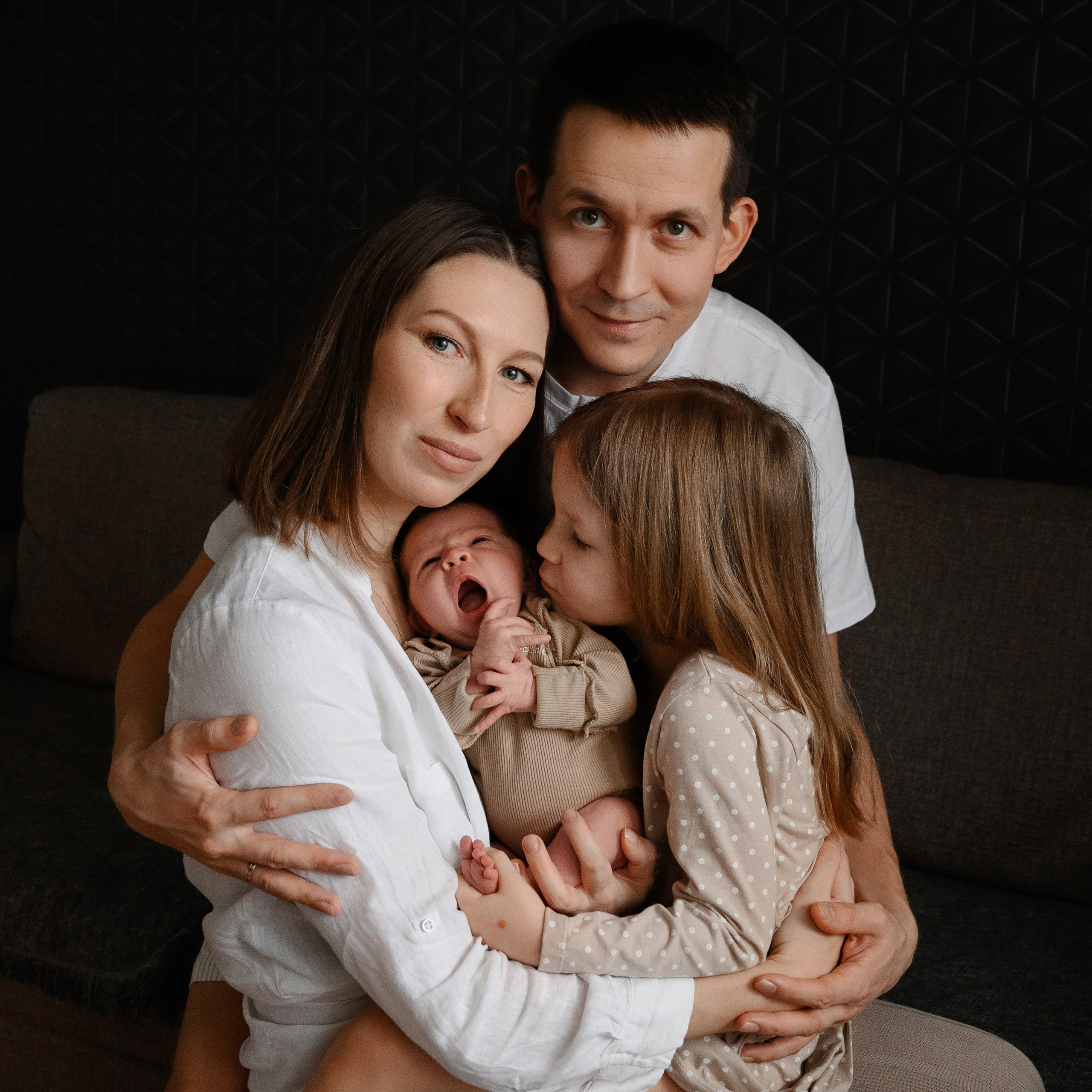 Семейные кадры с новорожденными. Фотограф новорожденных малышей в Санкт-Петербурге