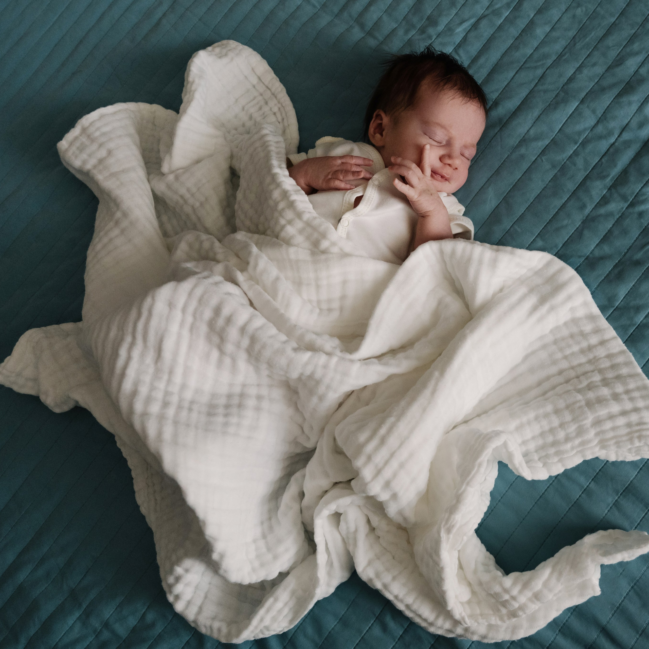 Лайфстайл позирование. Фотограф новорожденных малышей в Санкт-Петербурге