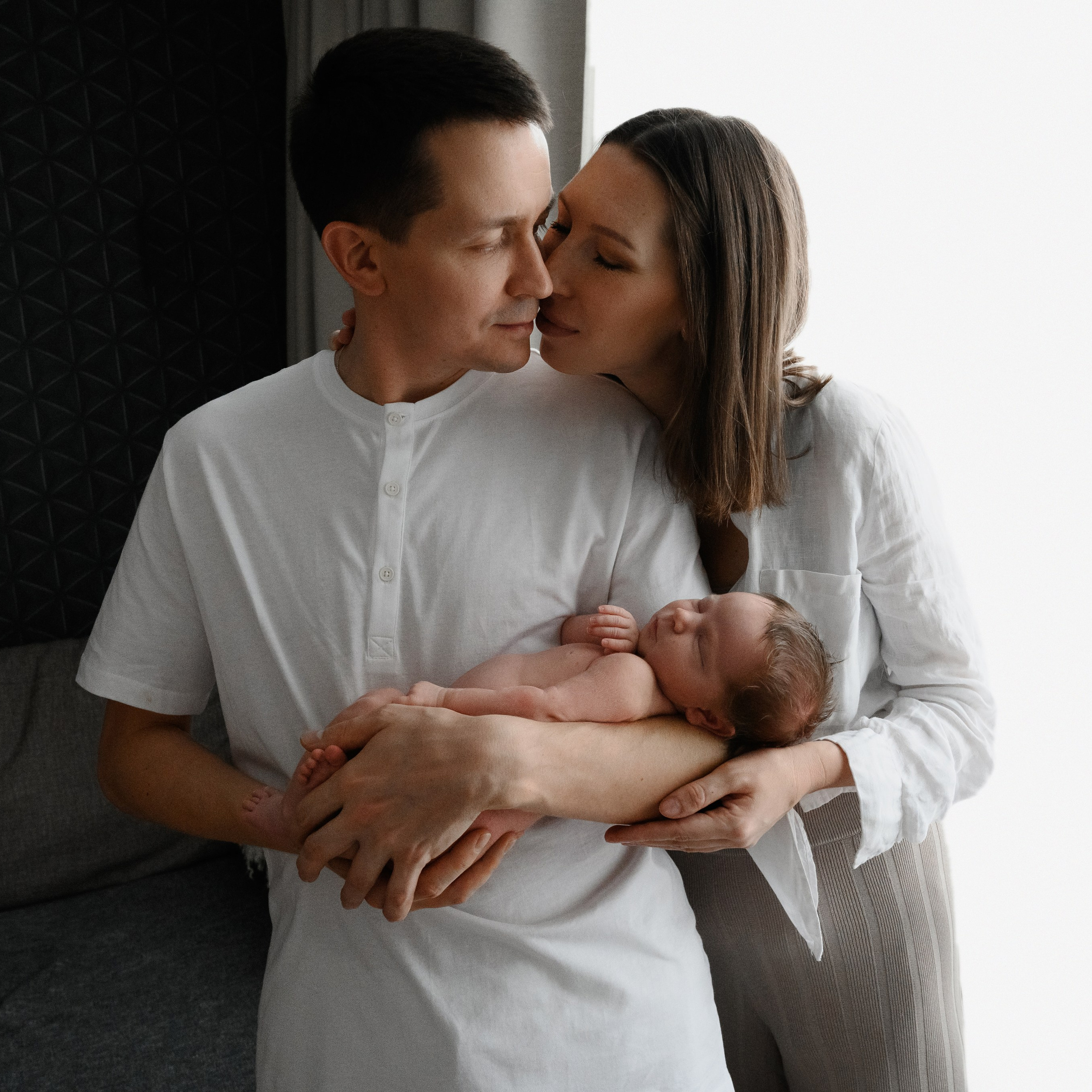 Семейные кадры с новорожденными. Фотограф новорожденных малышей в Санкт-Петербурге