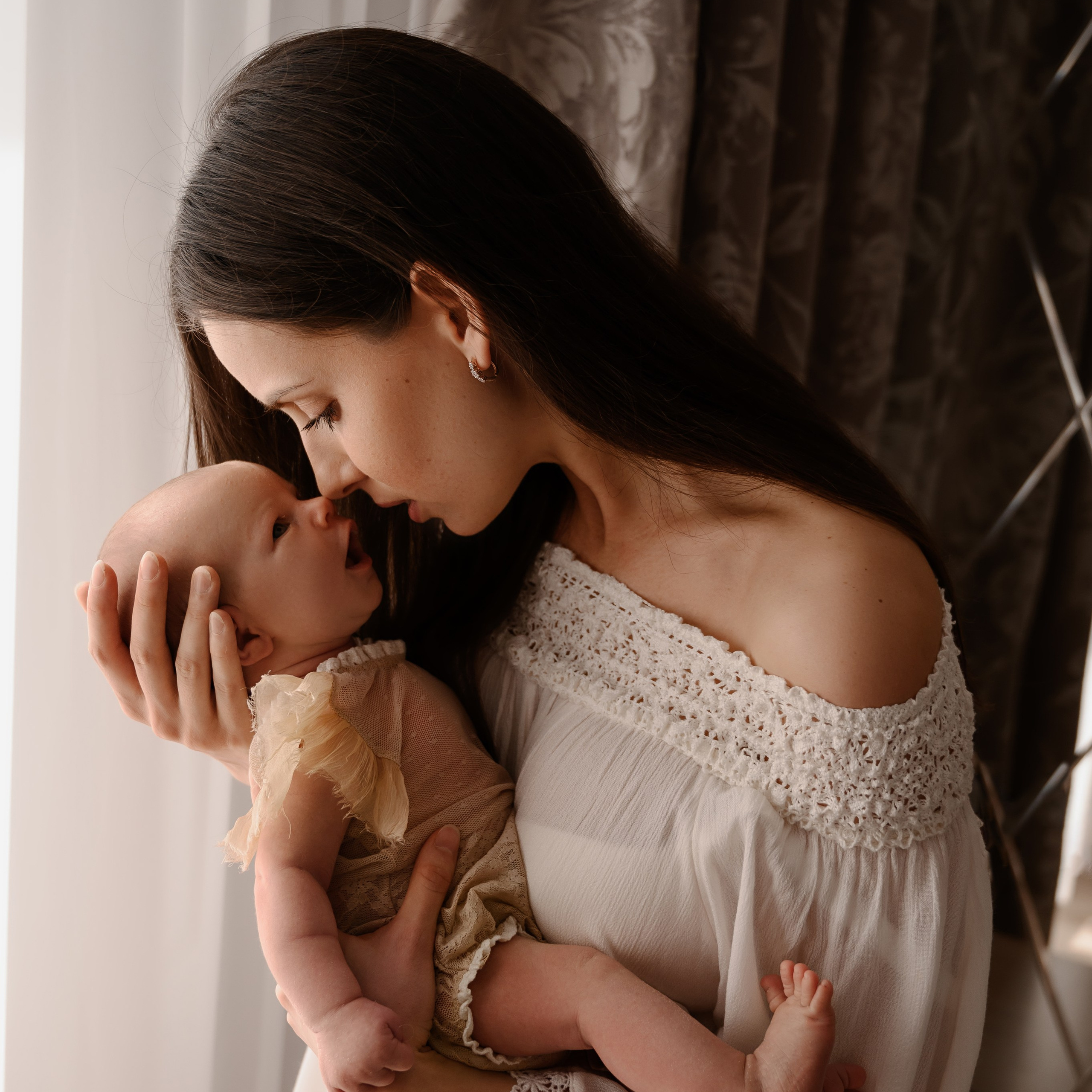 Семейные кадры с новорожденными. Фотограф новорожденных малышей в Санкт-Петербурге