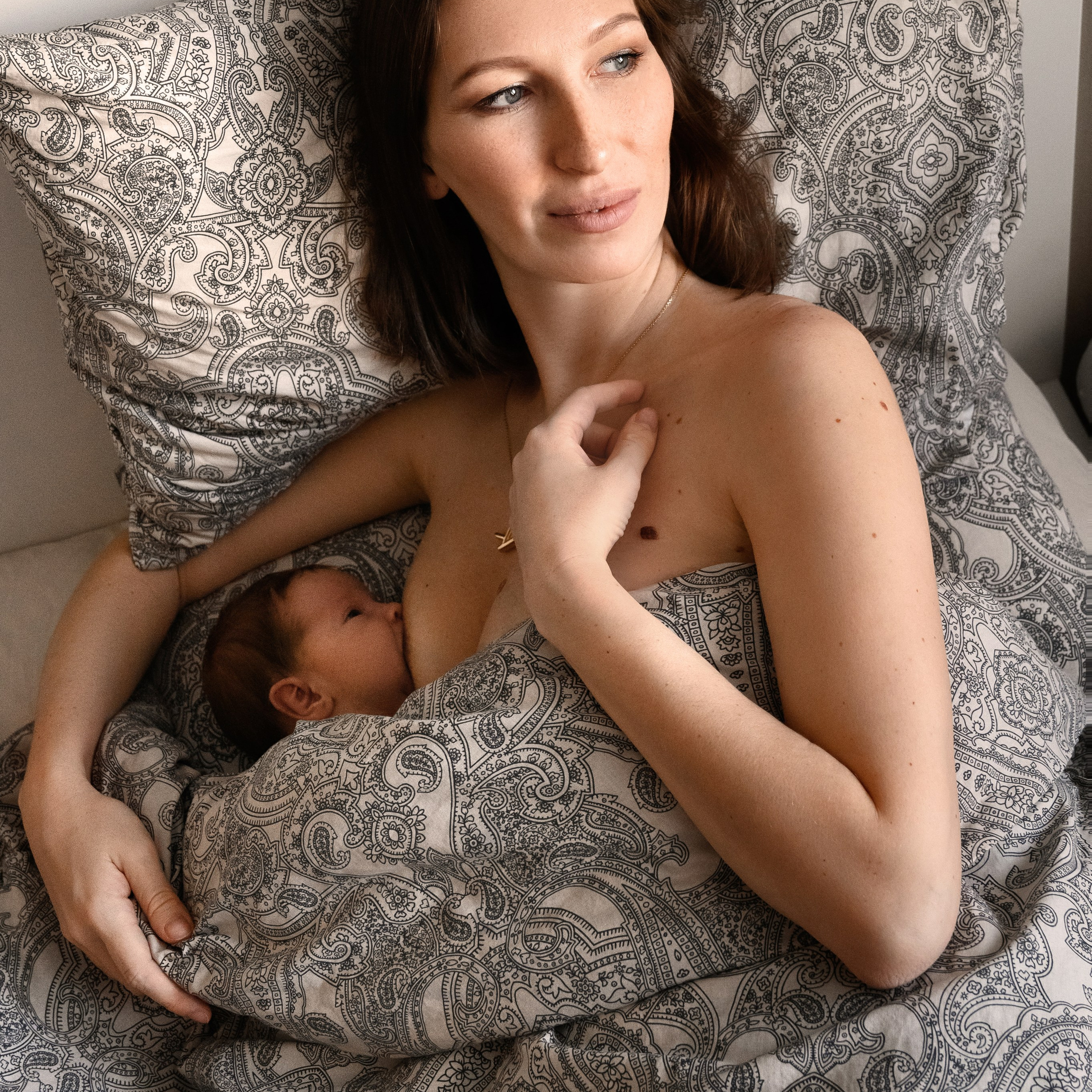 Семейные кадры с новорожденными. Фотограф новорожденных малышей в Санкт-Петербурге