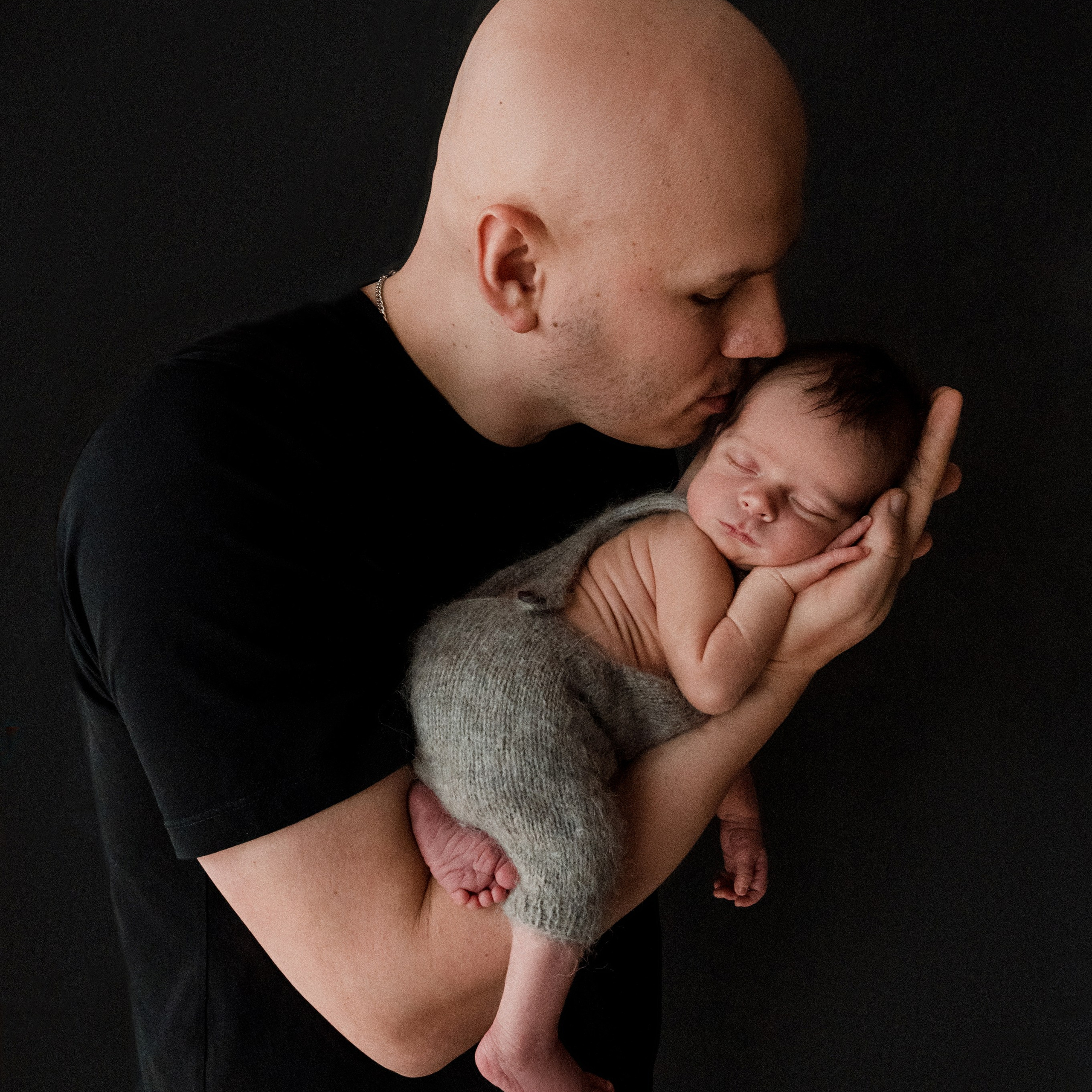 Семейные кадры с новорожденными. Фотограф новорожденных малышей в Санкт-Петербурге