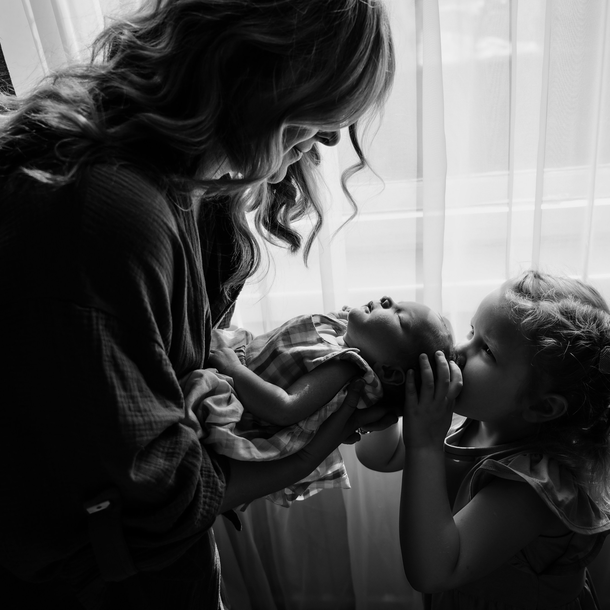 Семейные кадры с новорожденными. Фотограф новорожденных малышей в Санкт-Петербурге