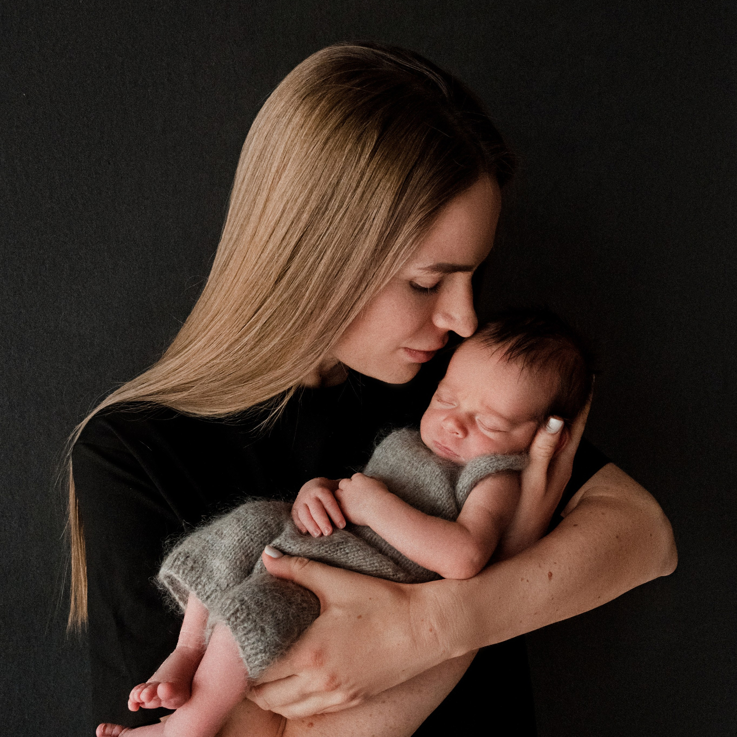 Семейные кадры с новорожденными. Фотограф новорожденных малышей в Санкт-Петербурге