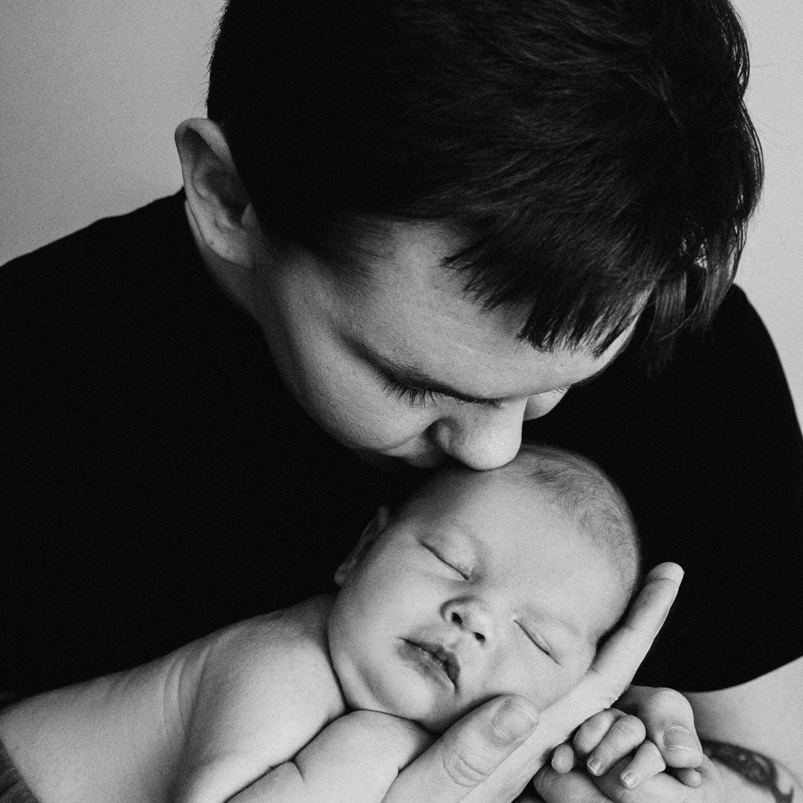 Семейные кадры с новорожденными. Фотограф новорожденных малышей в Санкт-Петербурге