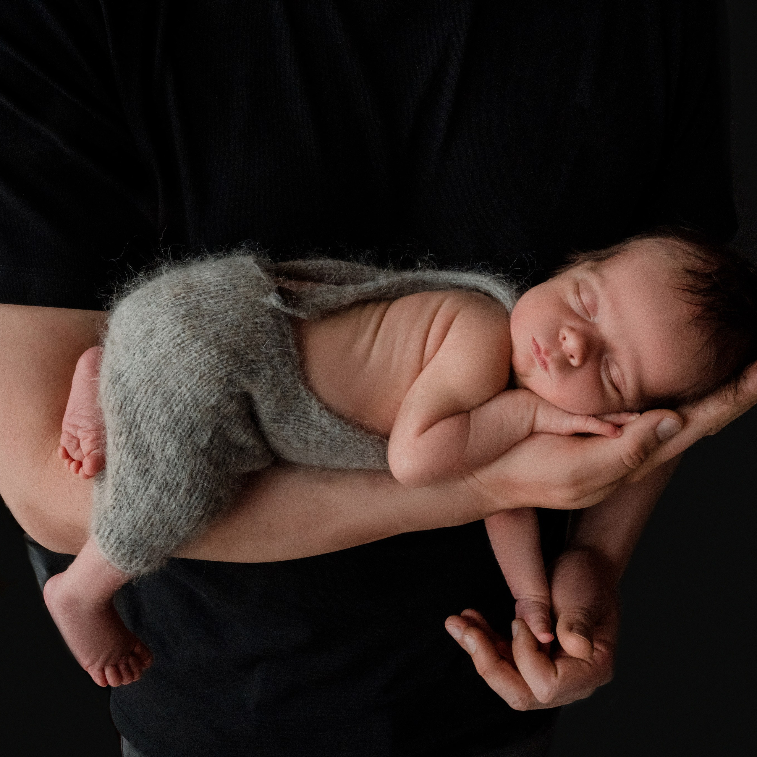 Семейные кадры с новорожденными. Фотограф новорожденных малышей в Санкт-Петербурге