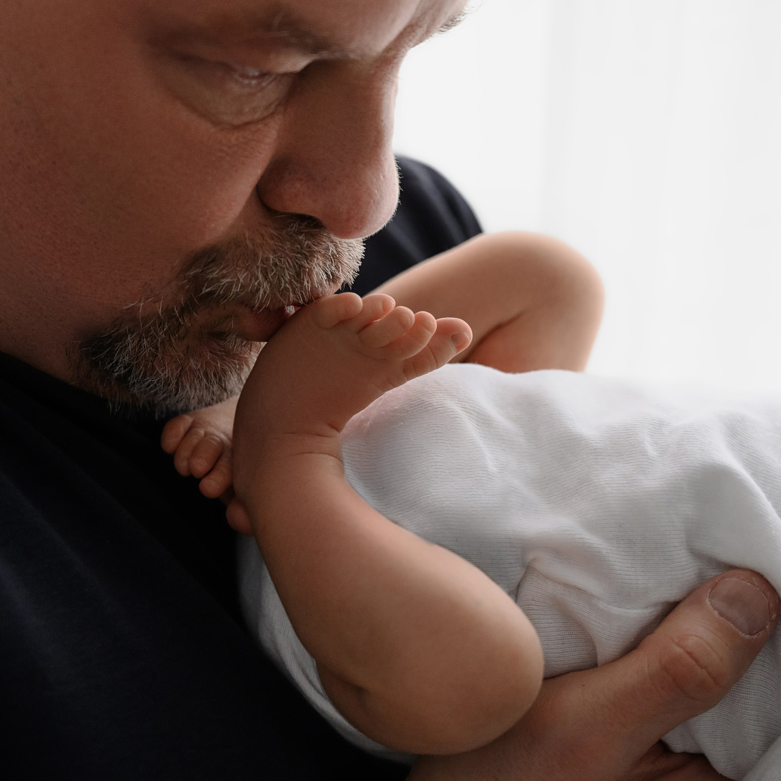 Семейные кадры с новорожденными. Фотограф новорожденных малышей в Санкт-Петербурге