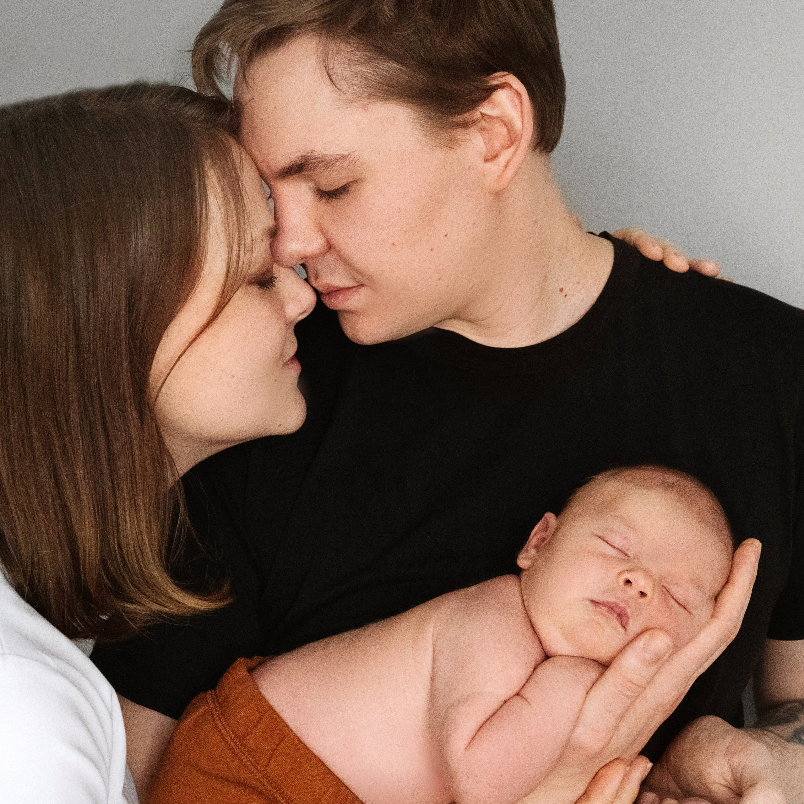 Семейные кадры с новорожденными. Фотограф новорожденных малышей в Санкт-Петербурге