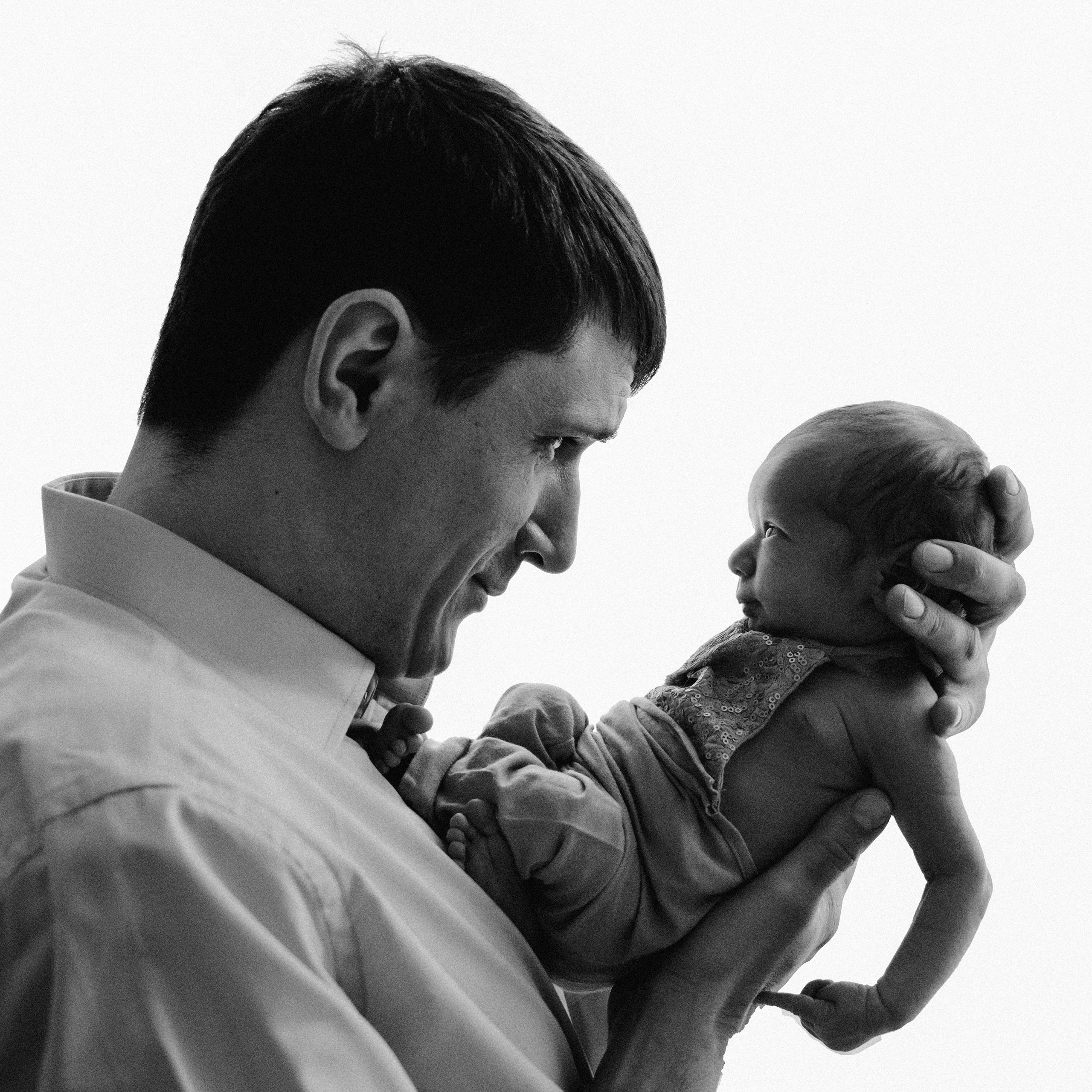 Семейные кадры с новорожденными. Фотограф новорожденных малышей в Санкт-Петербурге