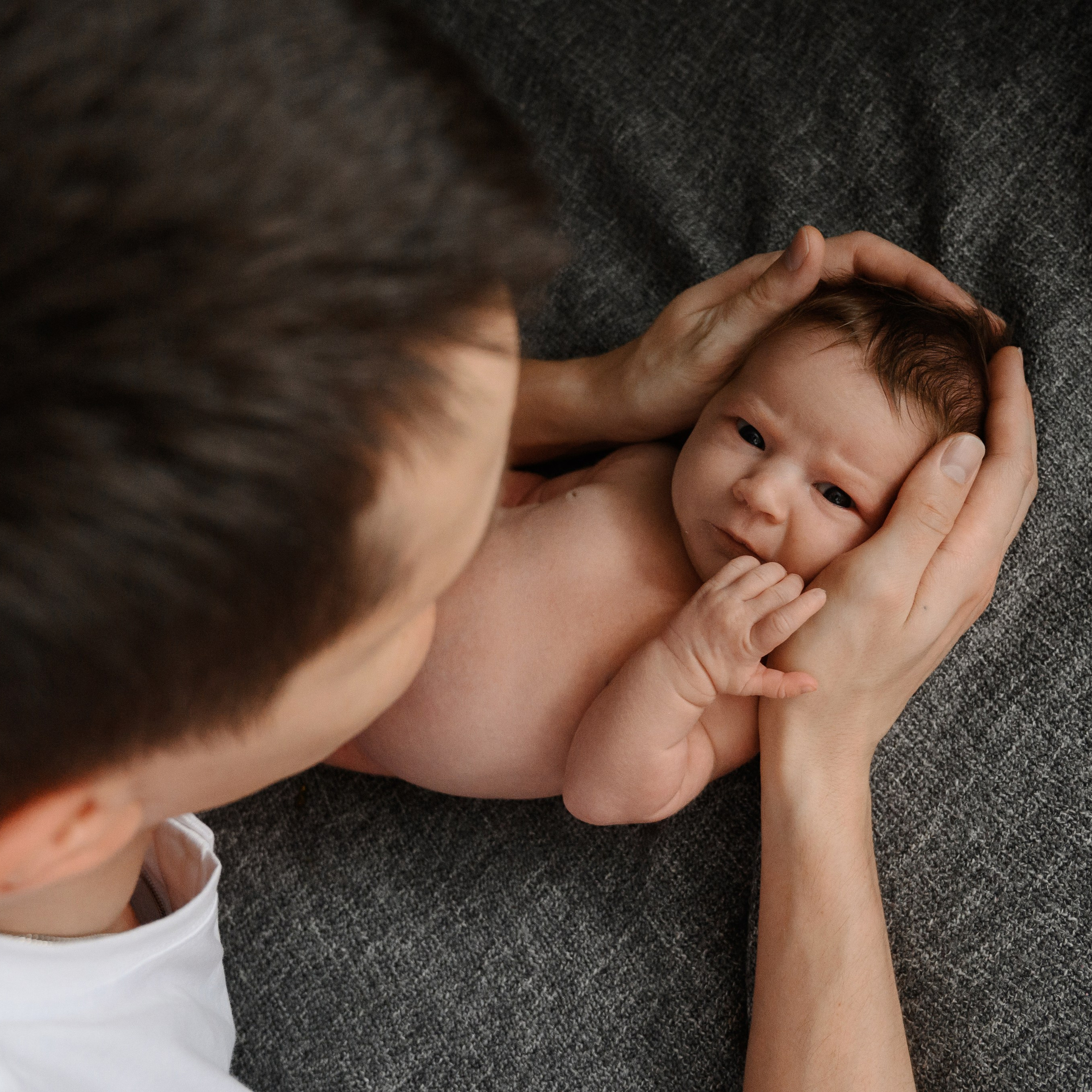 Семейные кадры с новорожденными. Фотограф новорожденных малышей в Санкт-Петербурге