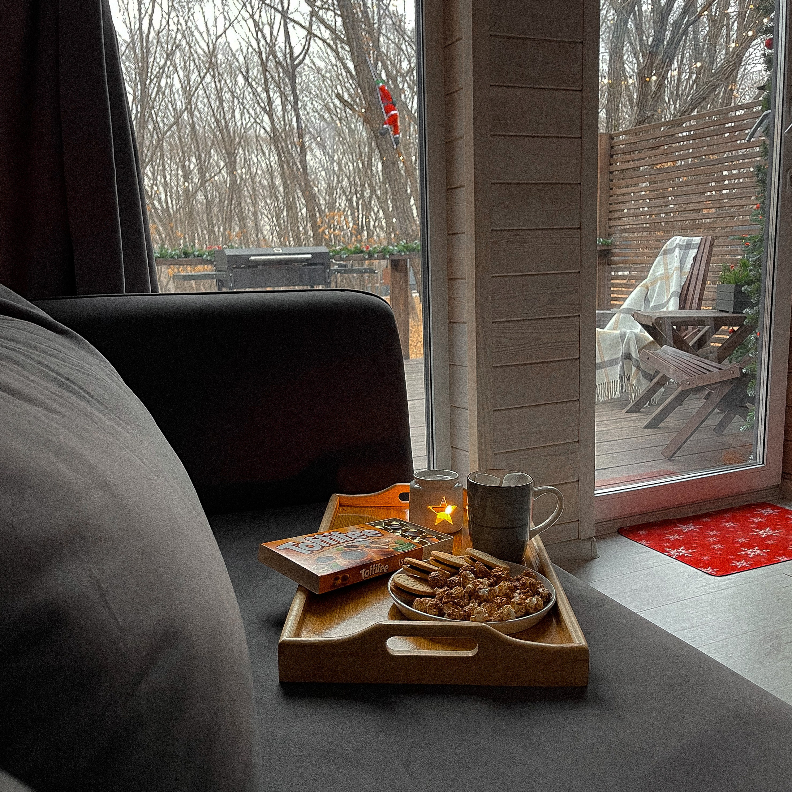 Новогодняя контент-съемка для La Frame глэмпинг. Мобильный фотограф Владивосток