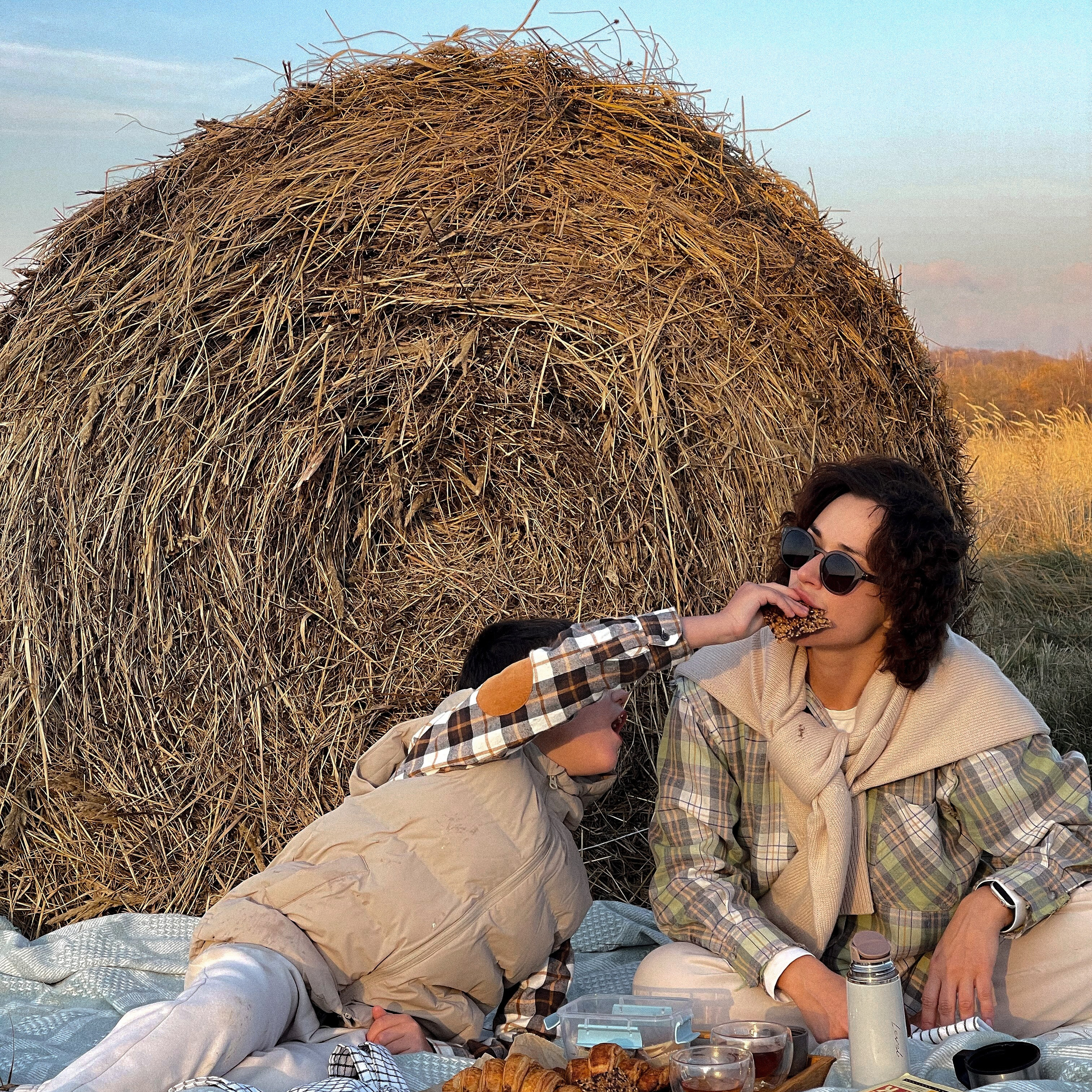 Марьяна в поле. Мобильный фотограф Владивосток