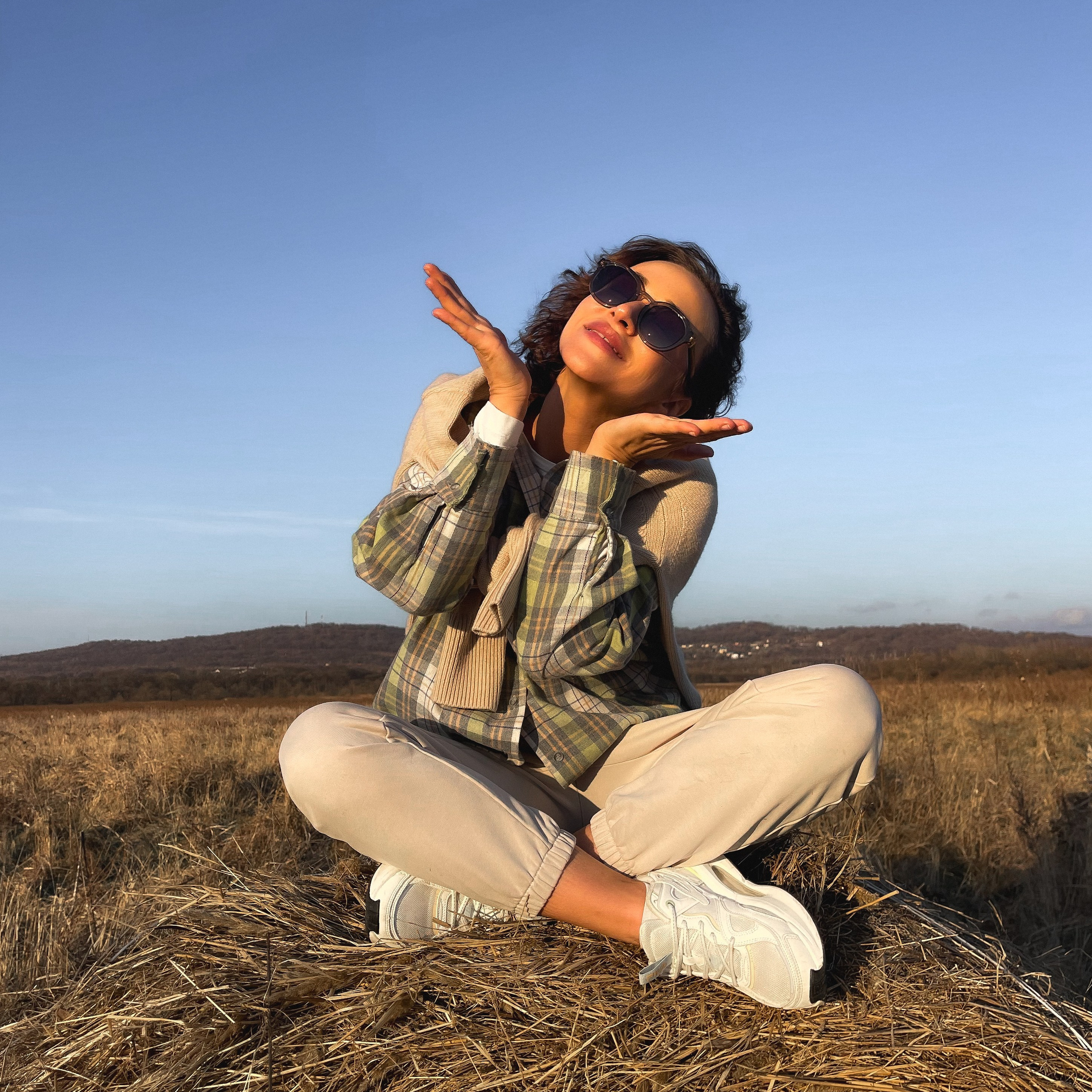 Марьяна в поле. Мобильный фотограф Владивосток