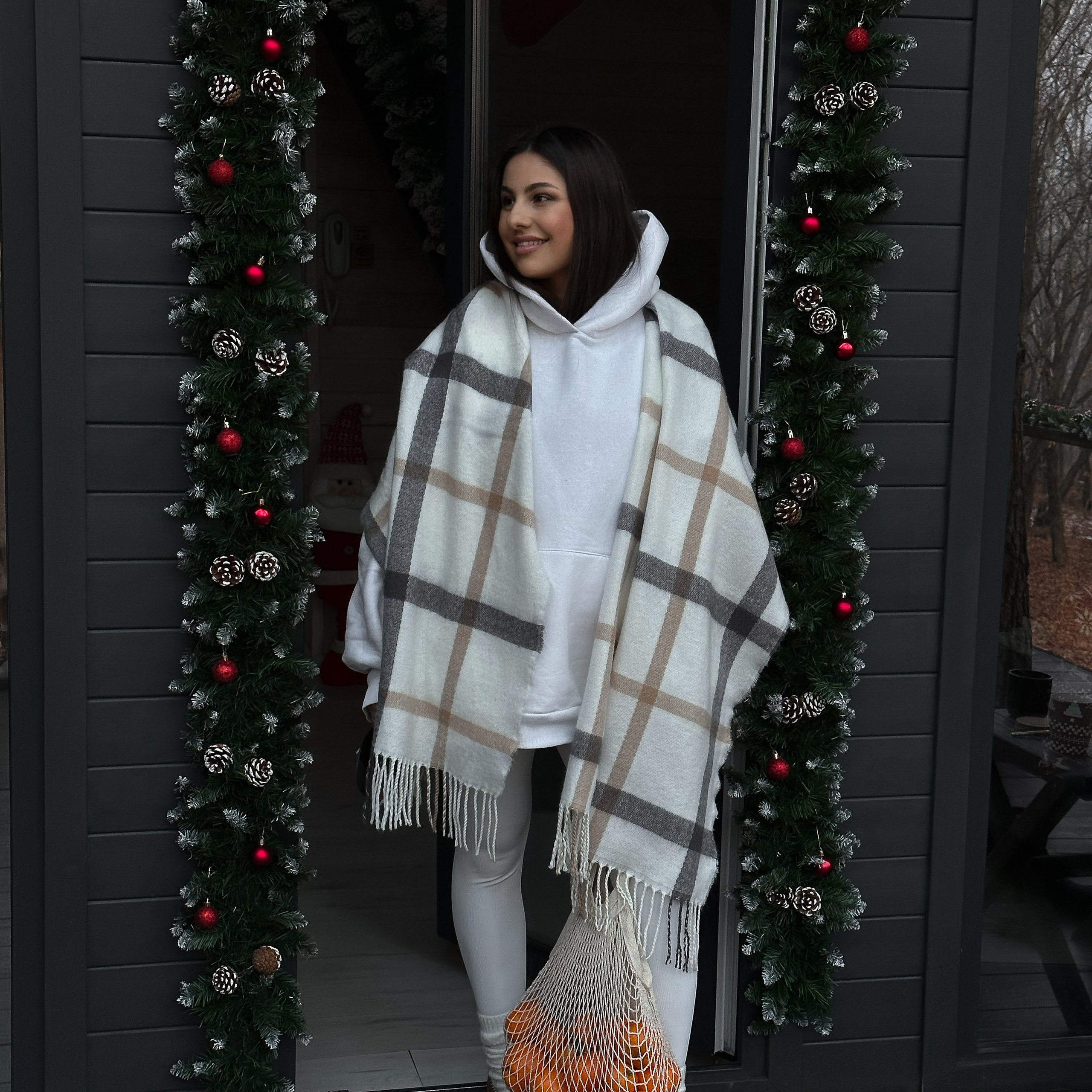 Новогодняя контент-съемка для La Frame глэмпинг. Мобильный фотограф Владивосток