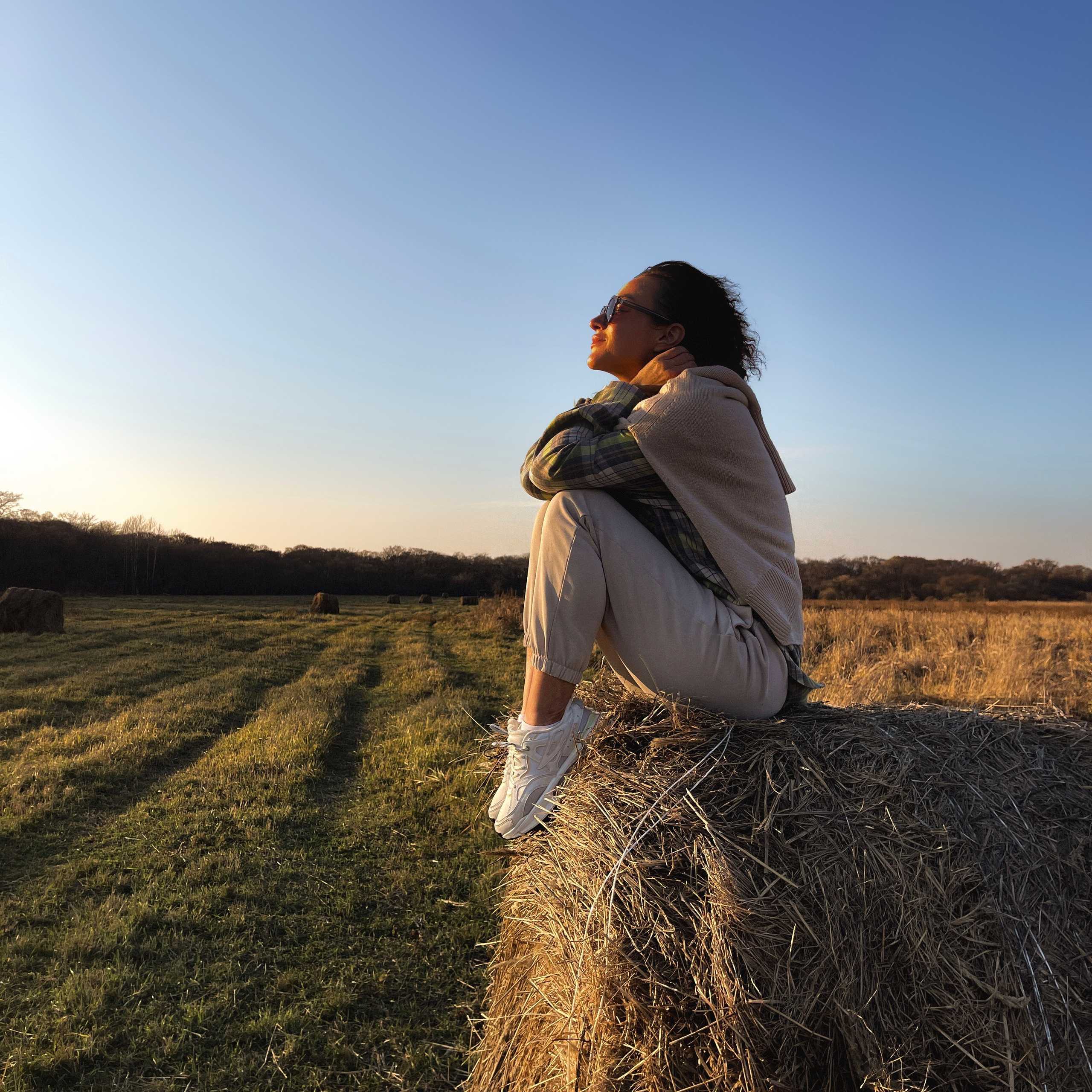 Марьяна в поле. Мобильный фотограф Владивосток